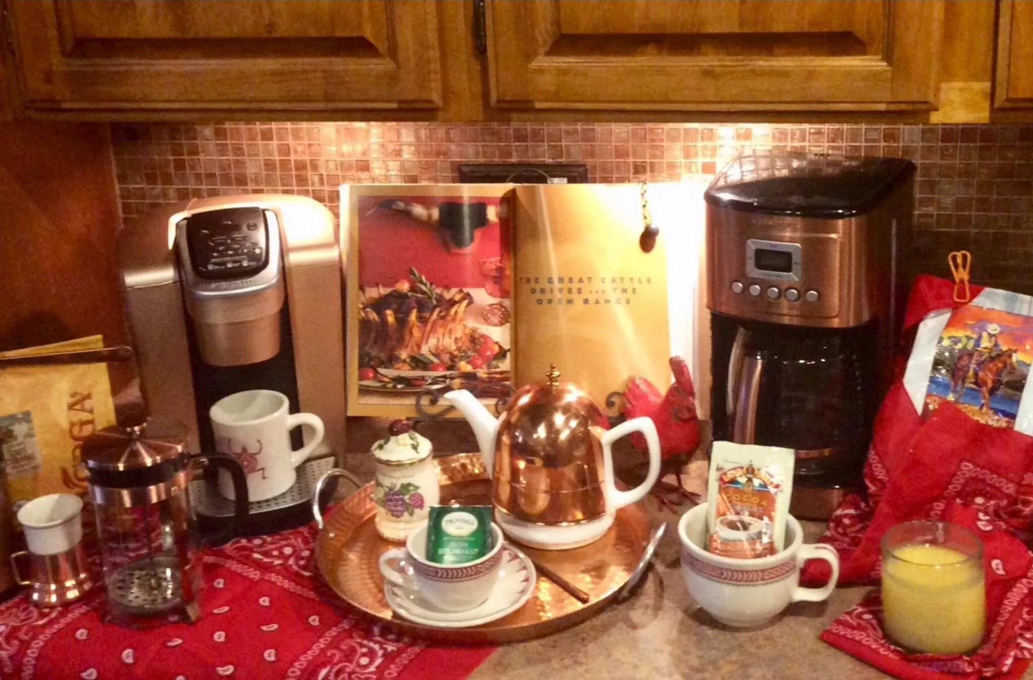 Coffee/tea facilities in Yellowstone Cattle Baron EnSuite, Private Entrance & Parking - Prairie Rose B&B