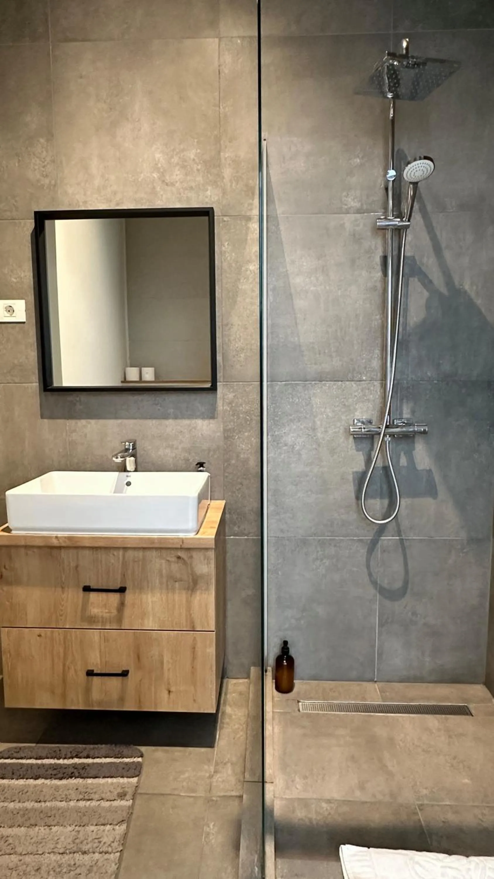Shower in Carol Residence - ultra central - powered by NEO