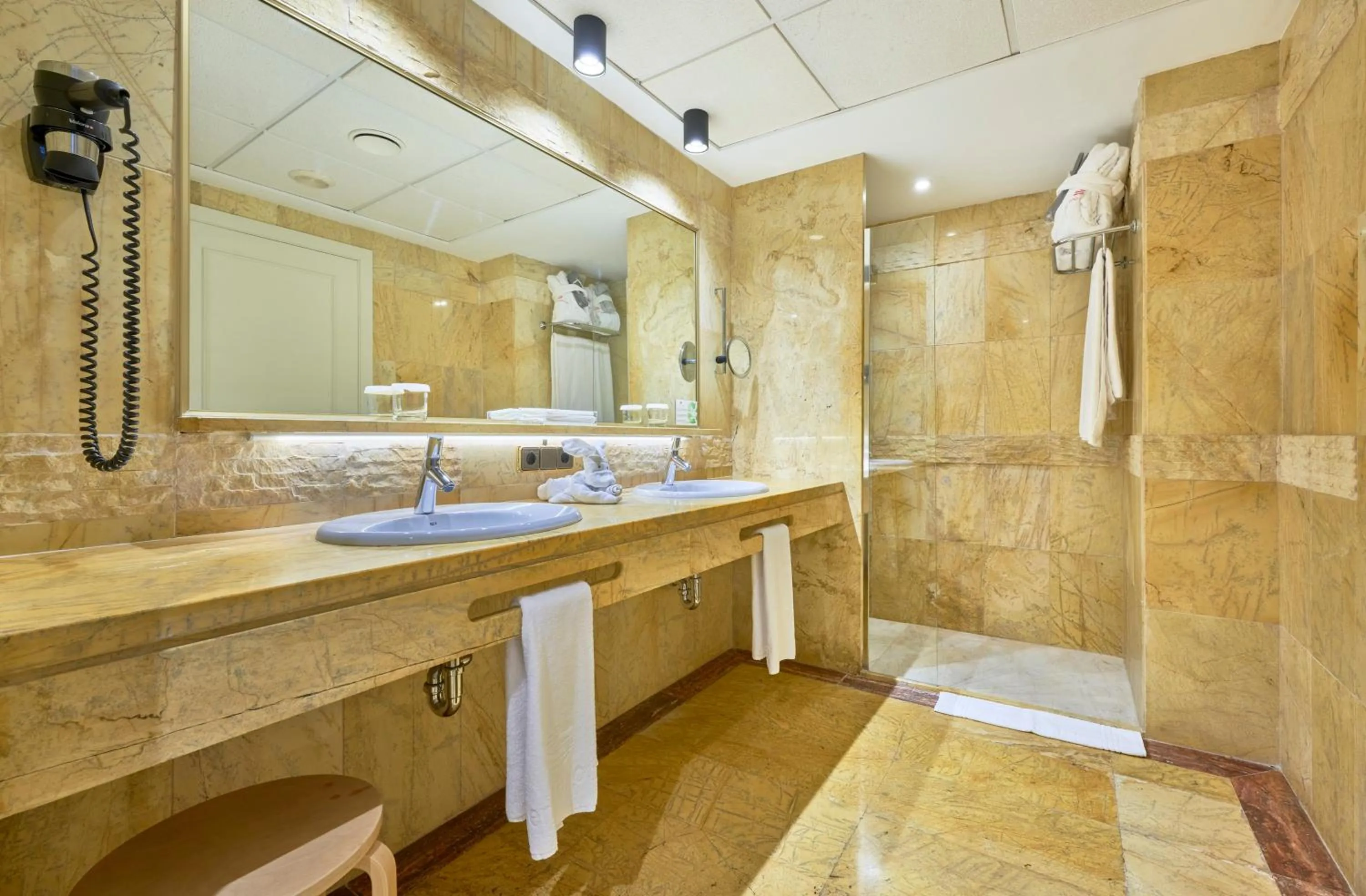 Bathroom in Hotel Serrano Palace