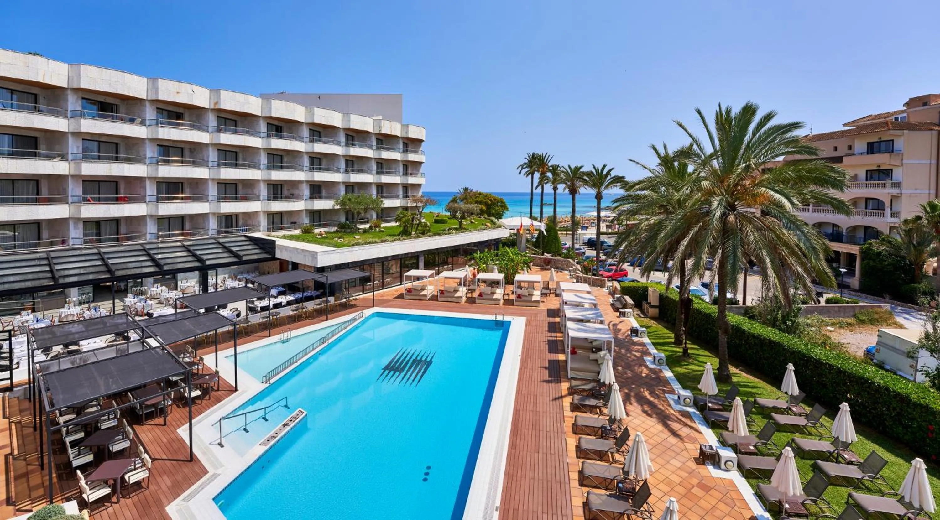 Property building in Hotel Serrano Palace