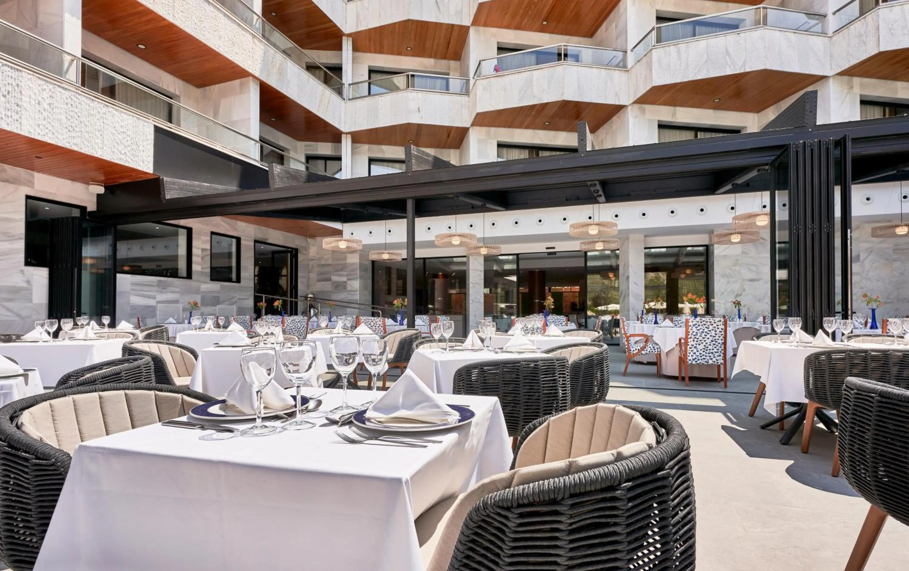 Restaurant/places to eat in Hotel Serrano Palace