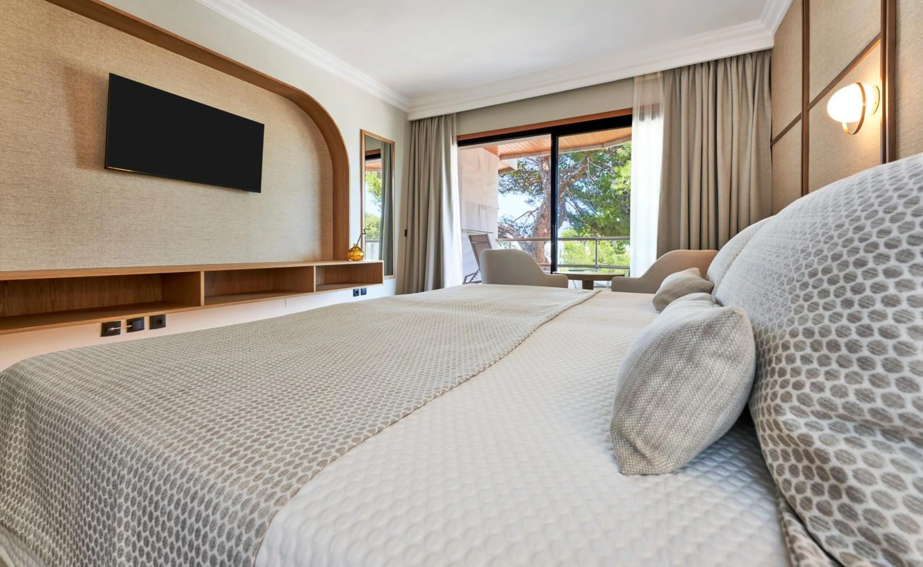 Bed in Hotel Serrano Palace