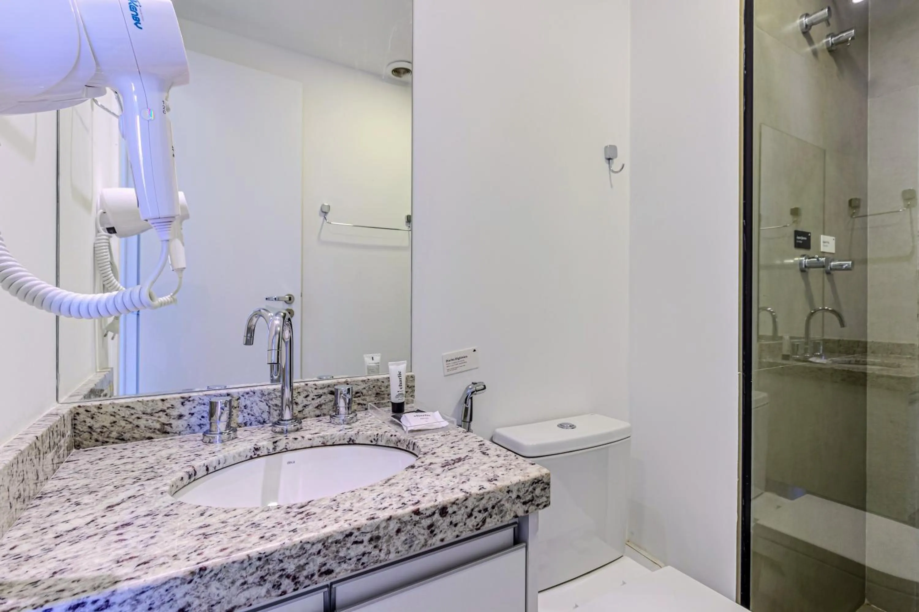 Shower in Charlie Sabiá Moema