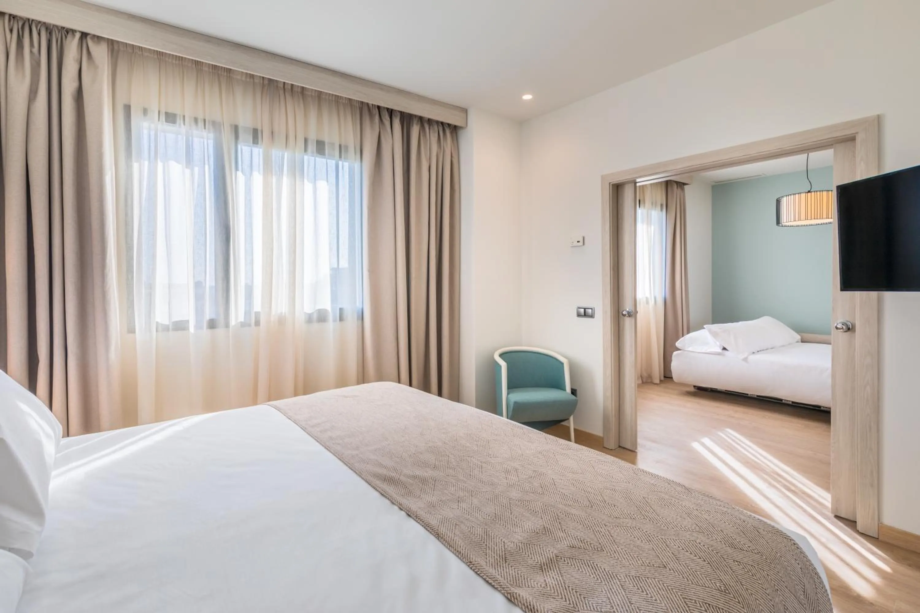 Photo of the whole room, Bed in Occidental Sevilla Viapol