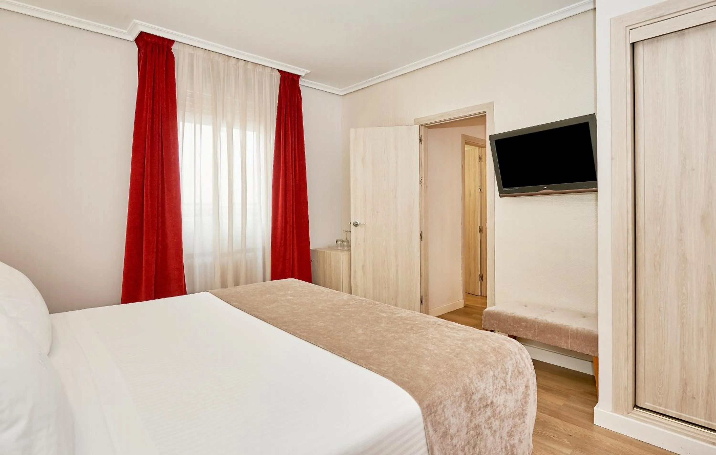 Photo of the whole room, Bed in NH Córdoba Califa