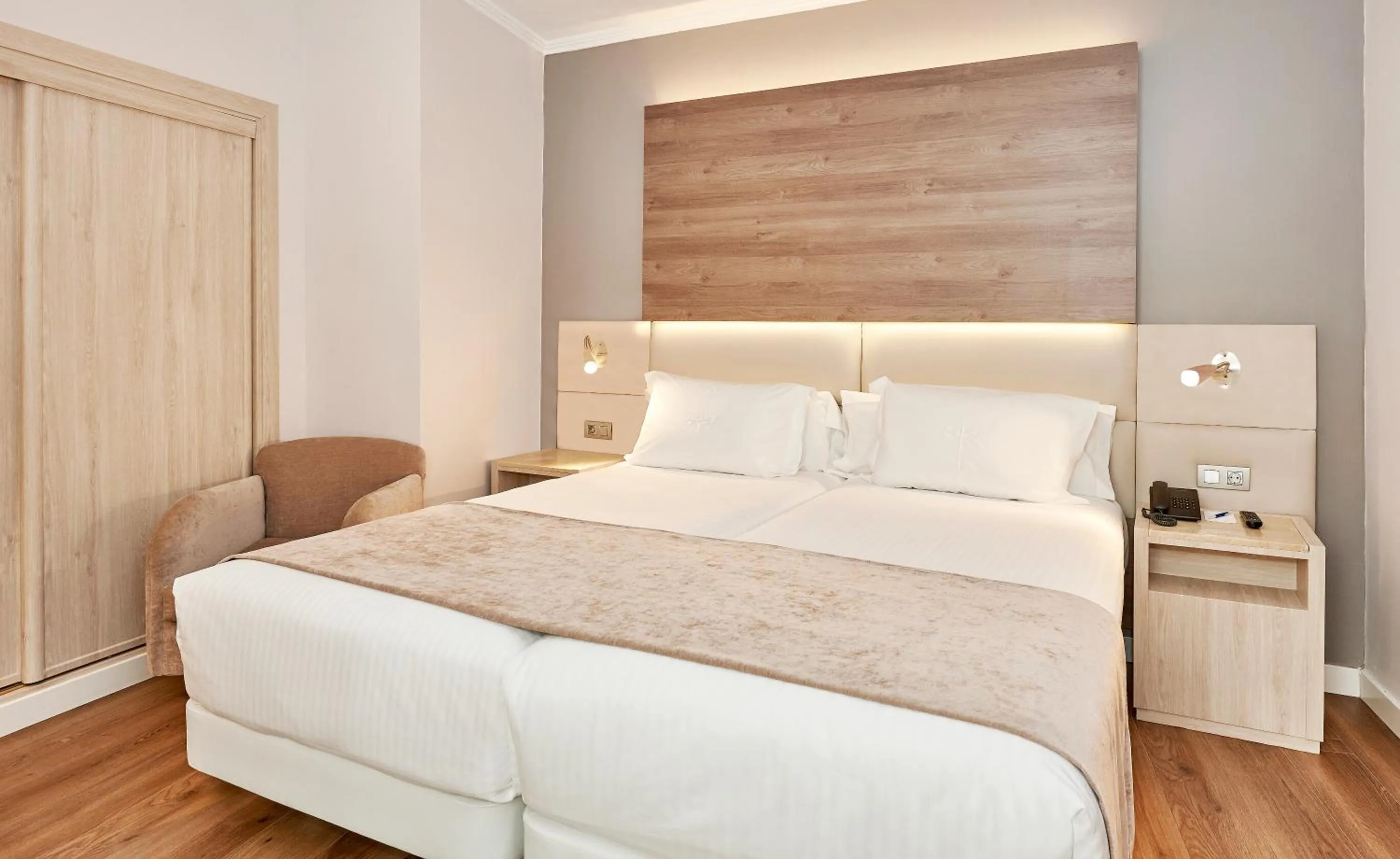 Photo of the whole room, Bed in NH Córdoba Califa