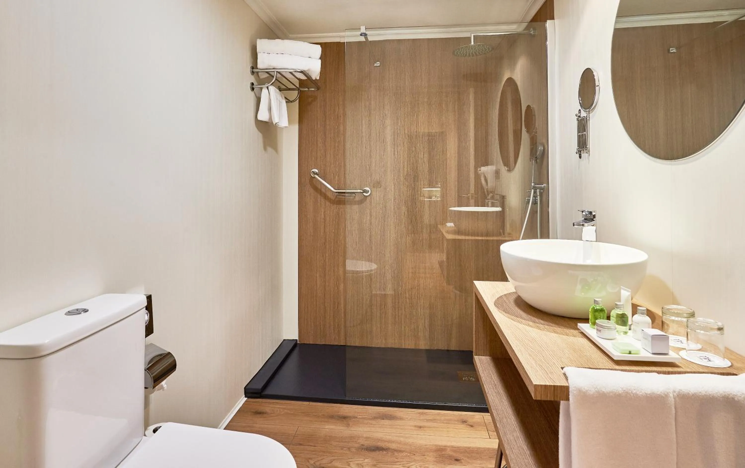 Shower in NH Córdoba Califa