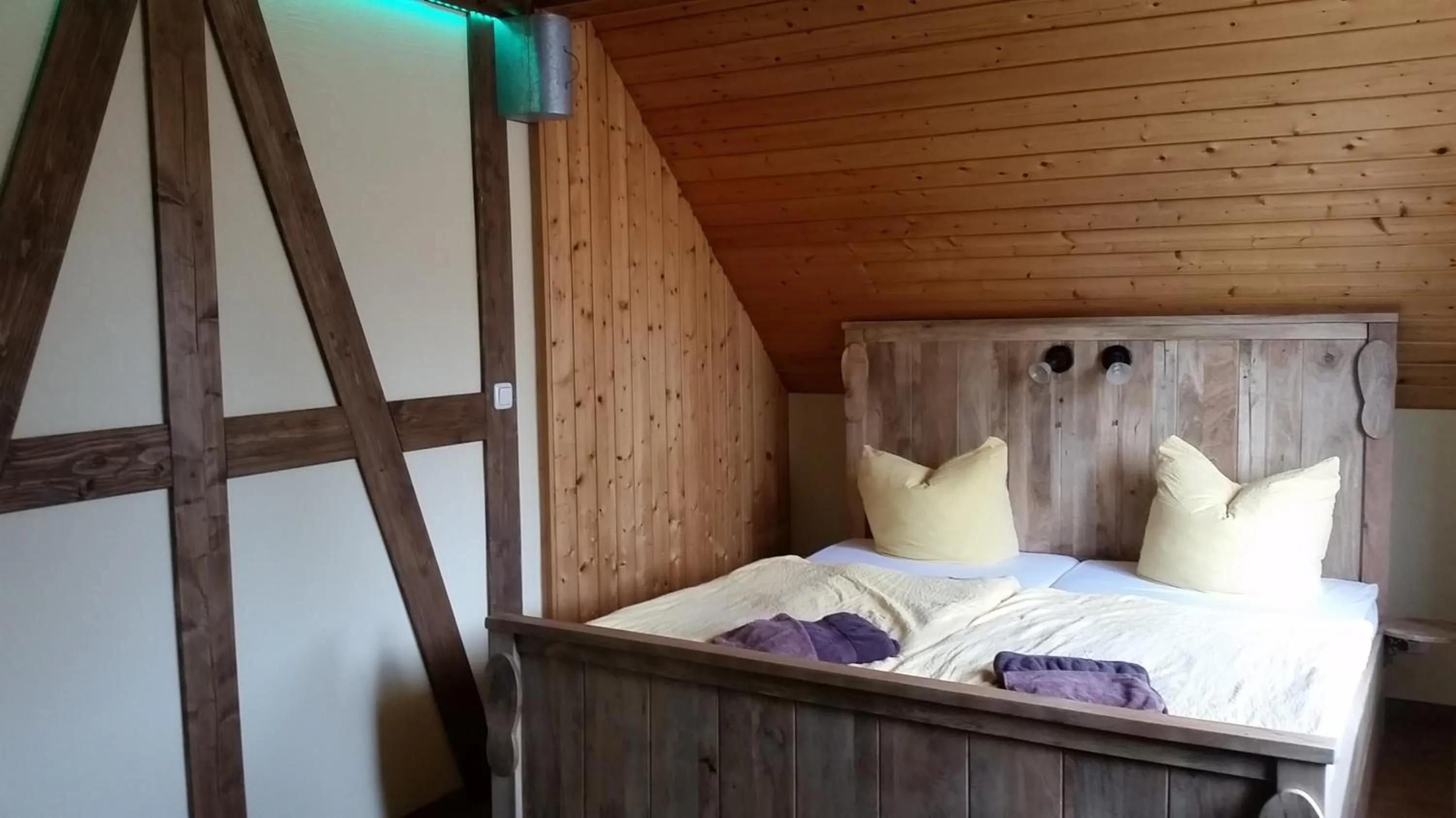 Bed in Pension zum Holzpantoffelmacher