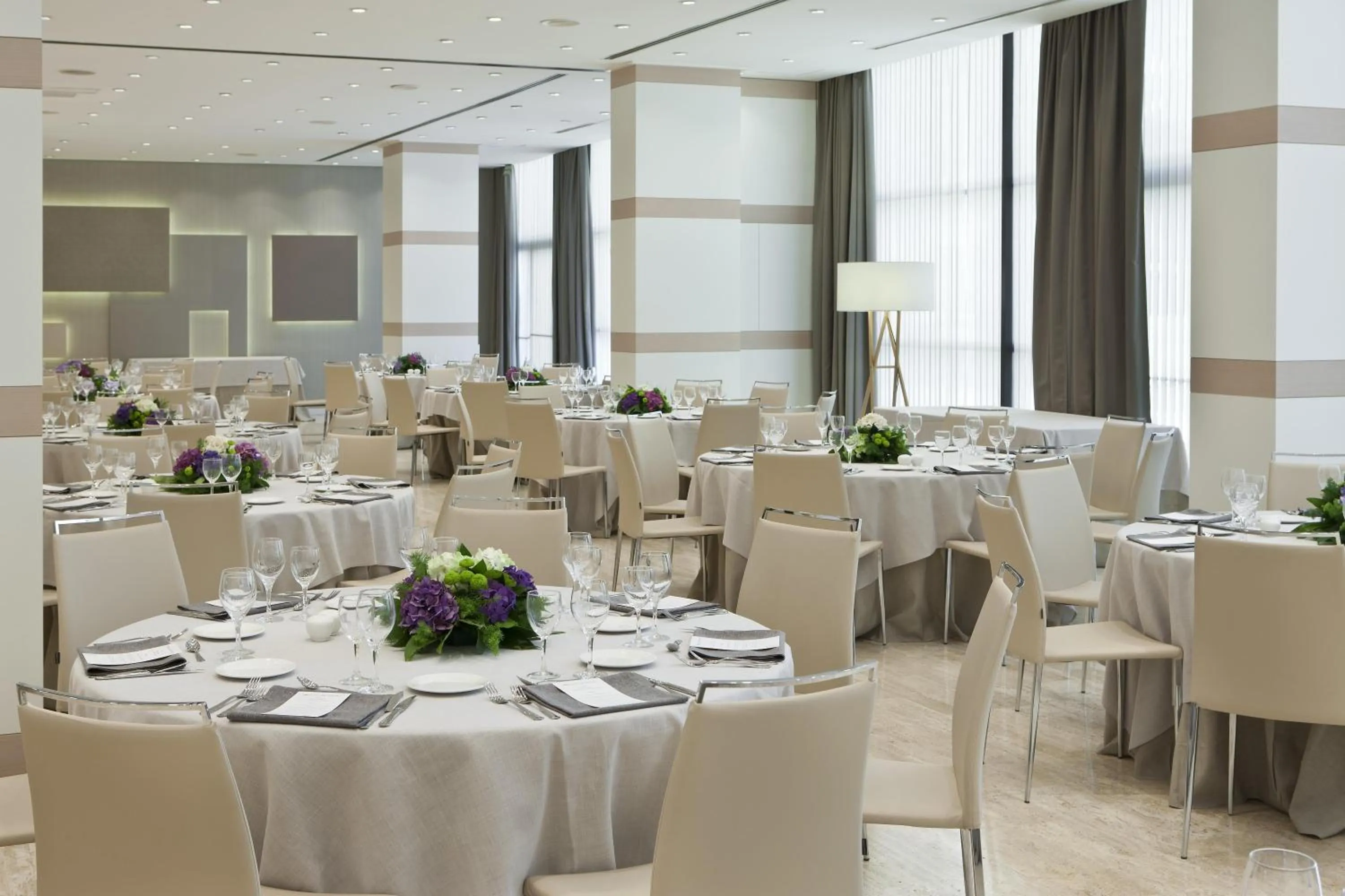 Restaurant/places to eat in NH Sevilla Plaza de Armas