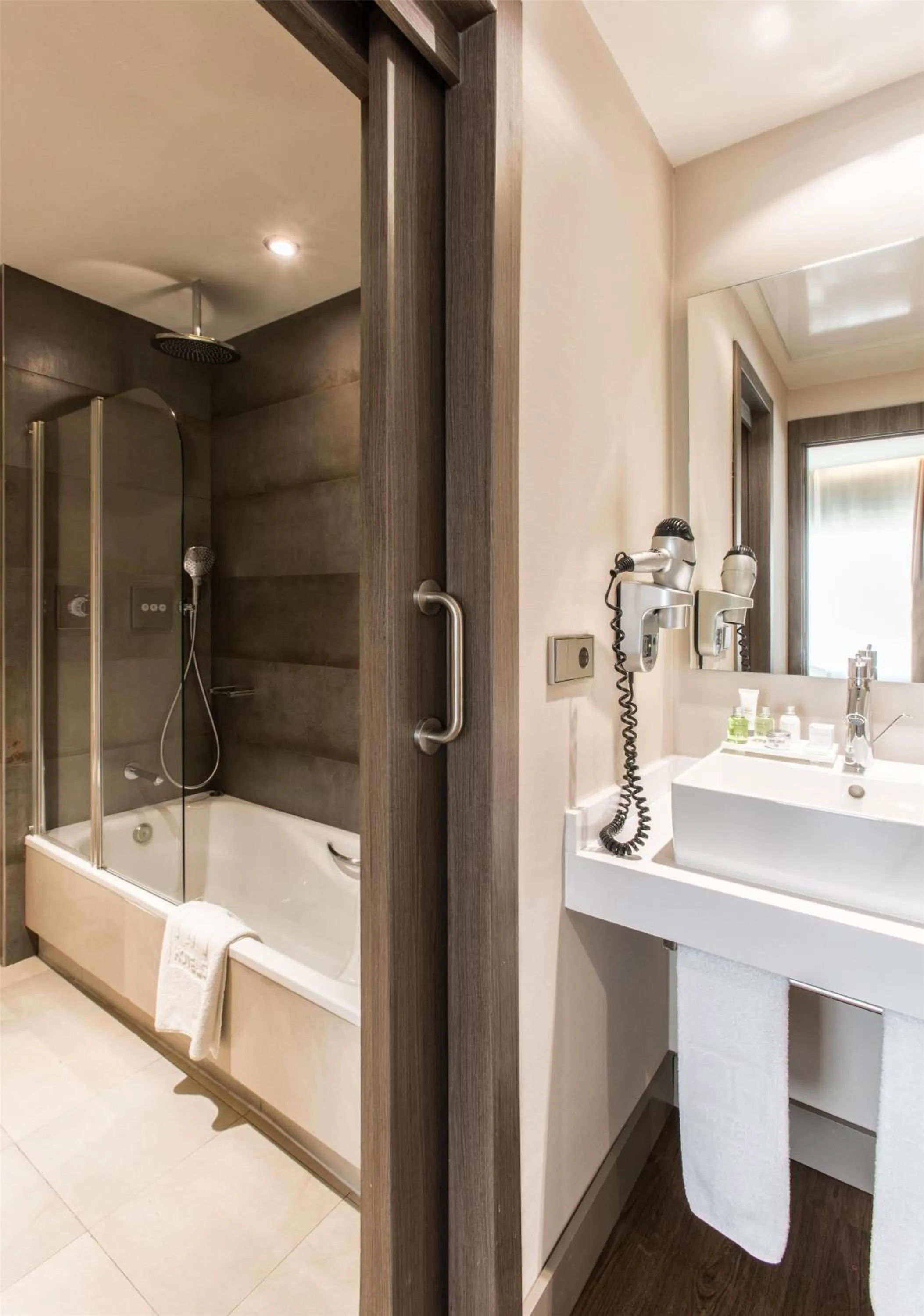 Bathroom in NH Sevilla Plaza de Armas