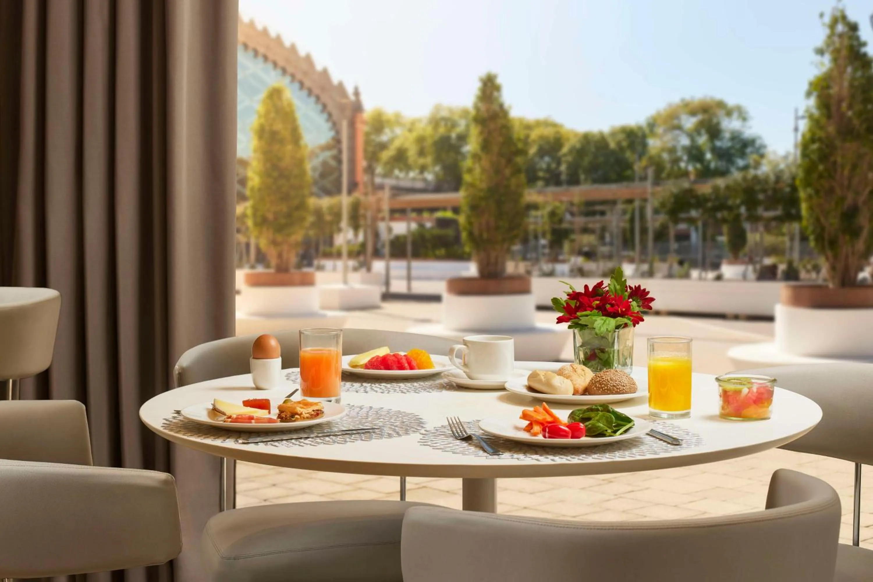 Restaurant/places to eat in NH Sevilla Plaza de Armas