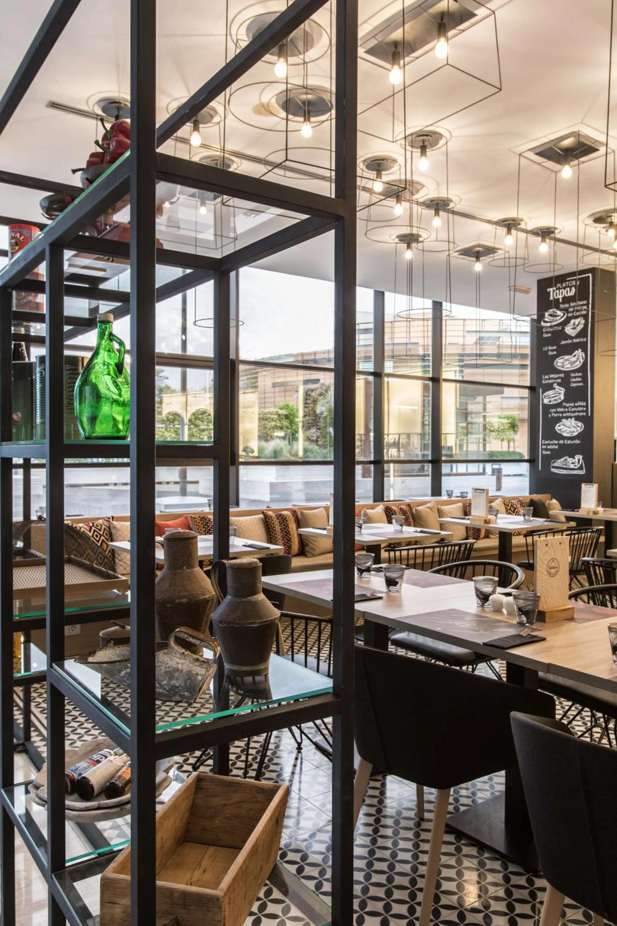 Restaurant/places to eat in NH Sevilla Plaza de Armas