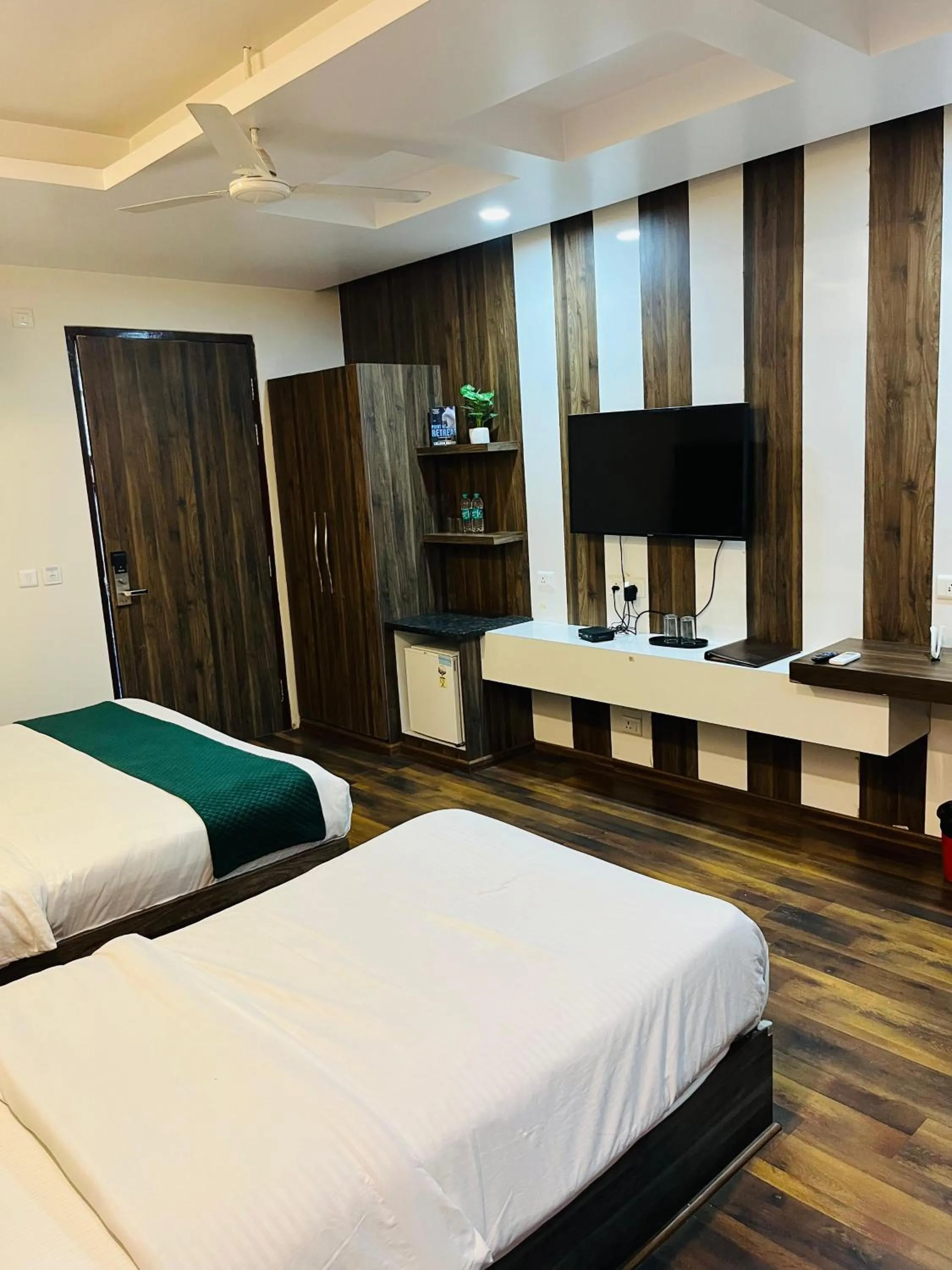 room service, Bed in Hotel Maira