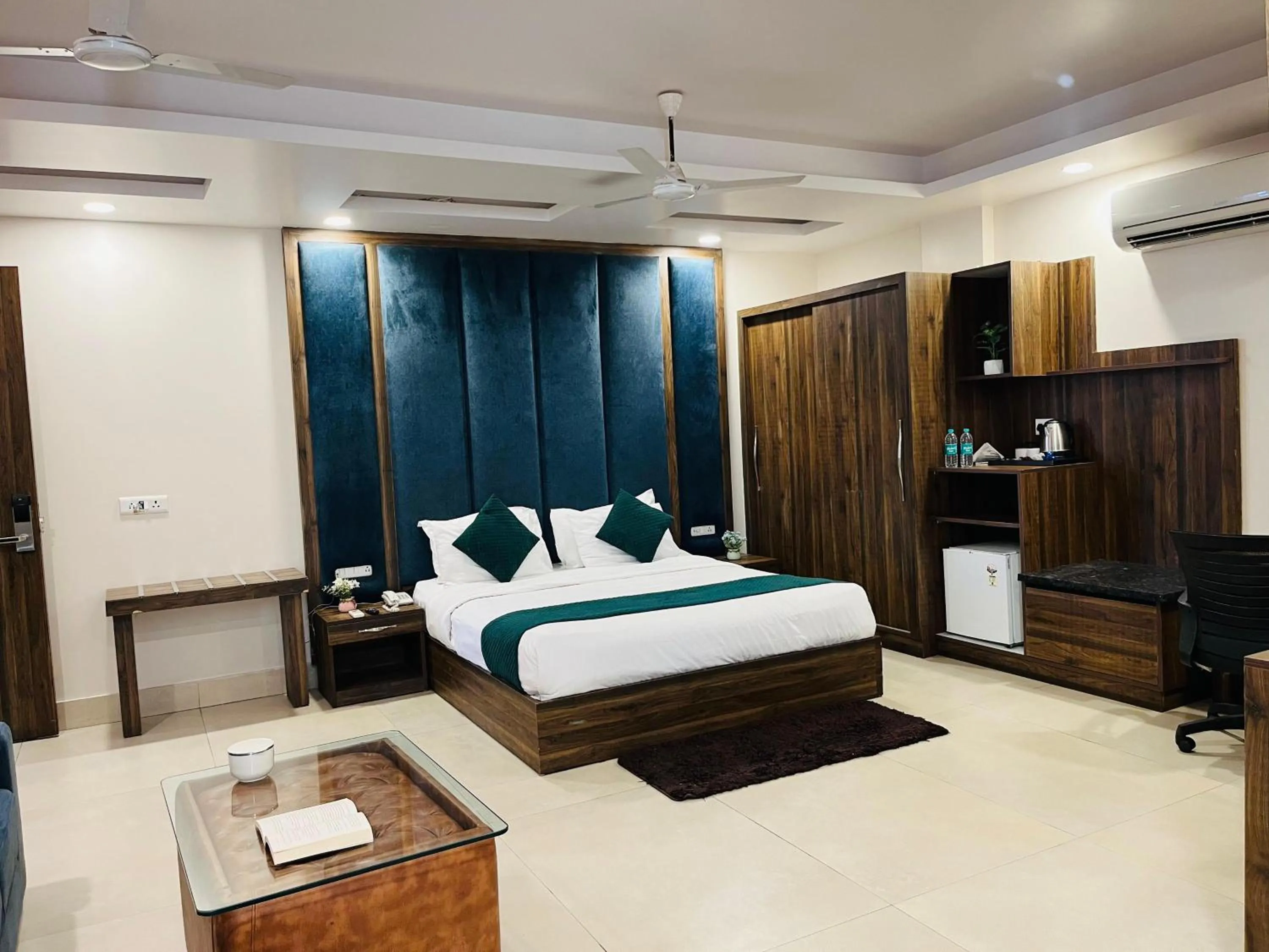 Business facilities, Bed in Hotel Maira