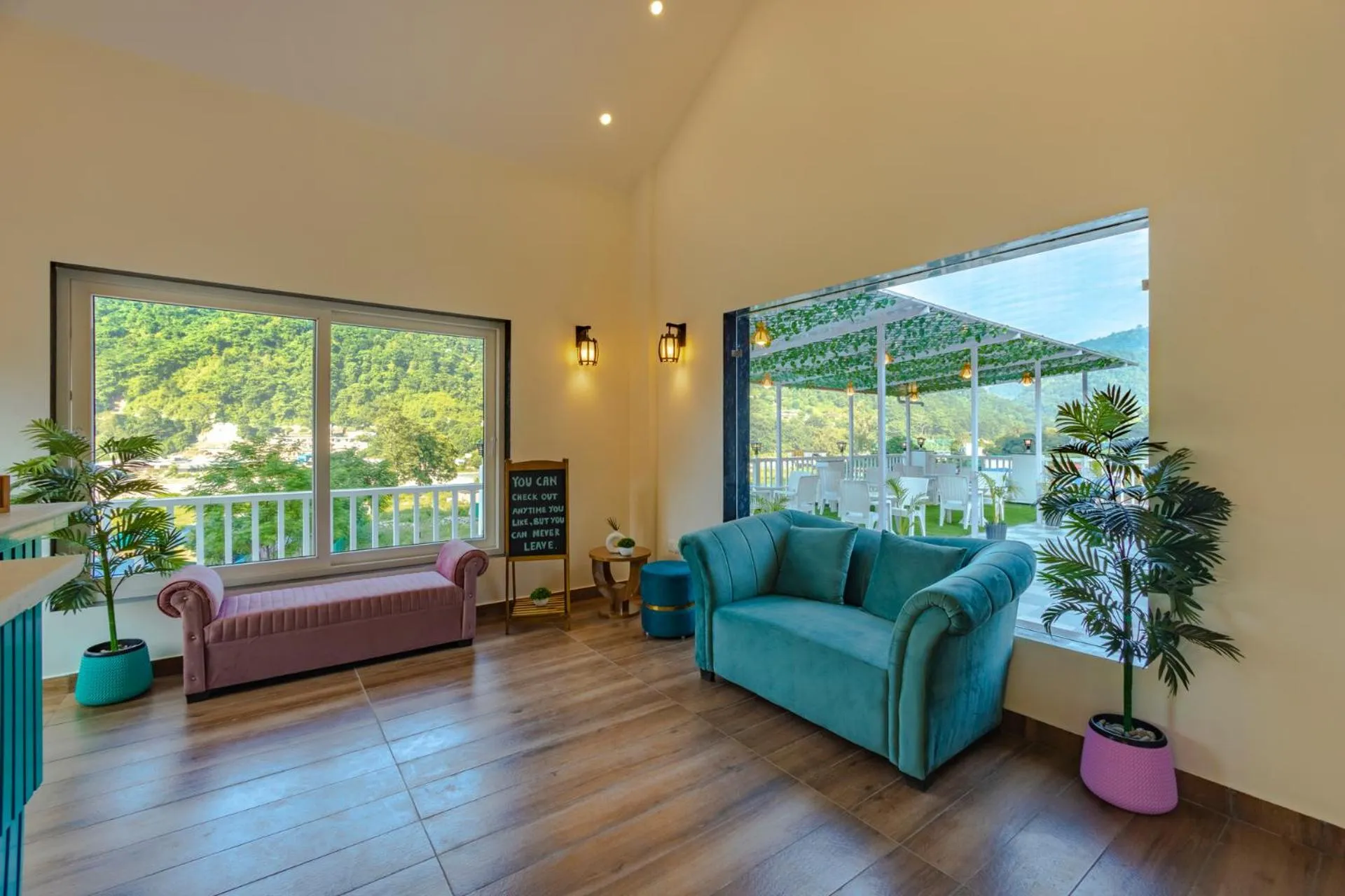 Lobby or reception in Zostel Plus Rishikesh, Mohanchatti