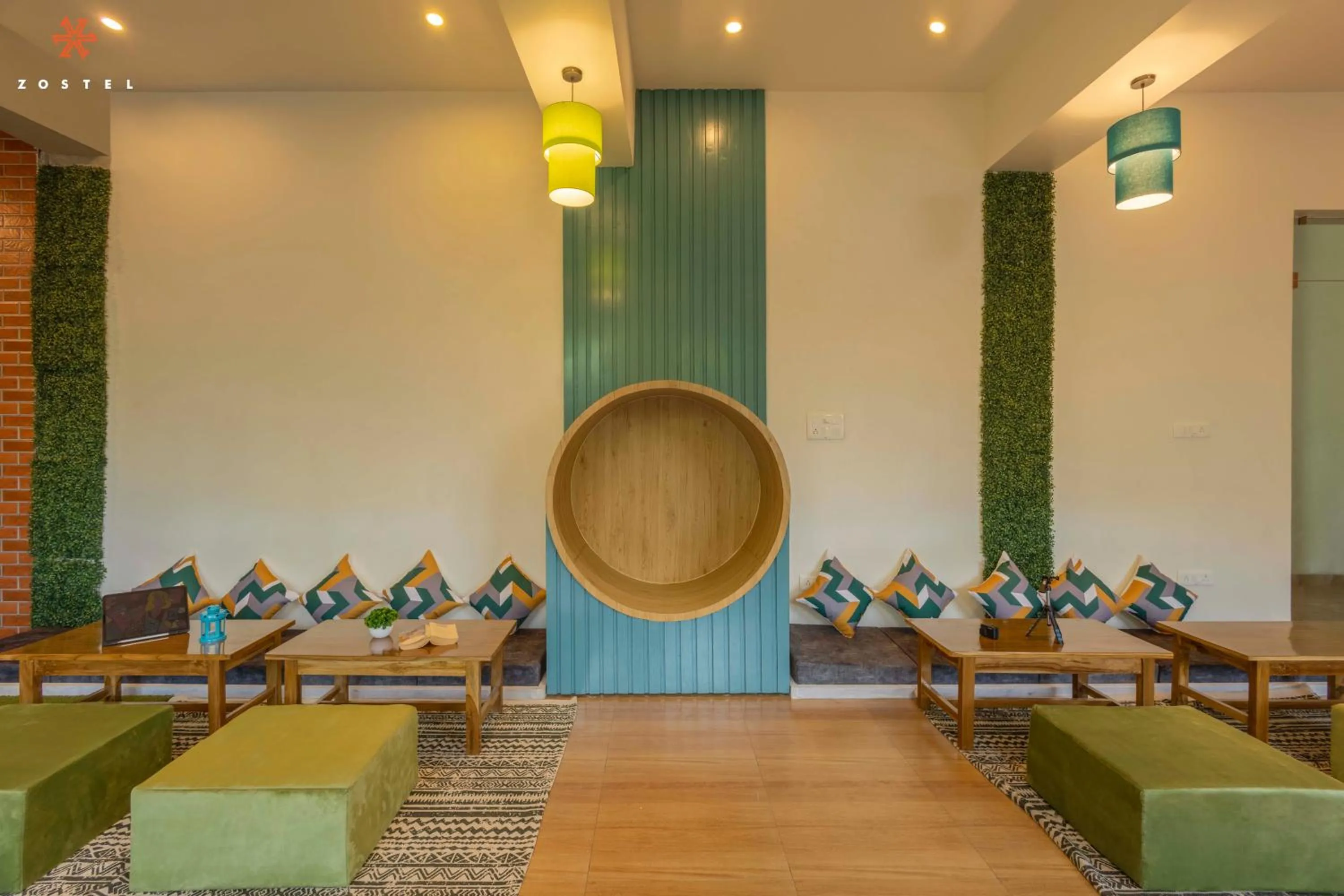 Communal lounge/ TV room in Zostel Plus Rishikesh, Mohanchatti