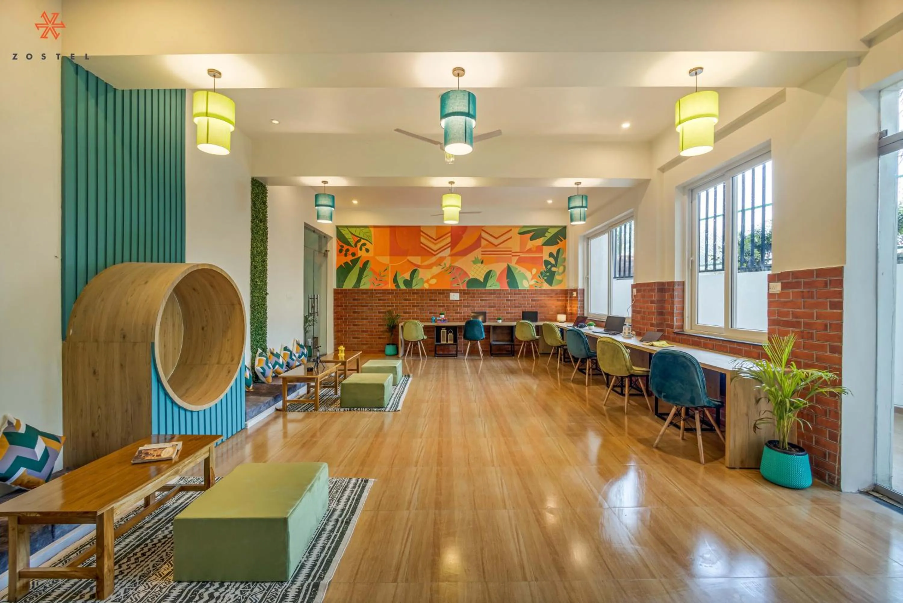 Communal lounge/ TV room in Zostel Plus Rishikesh, Mohanchatti