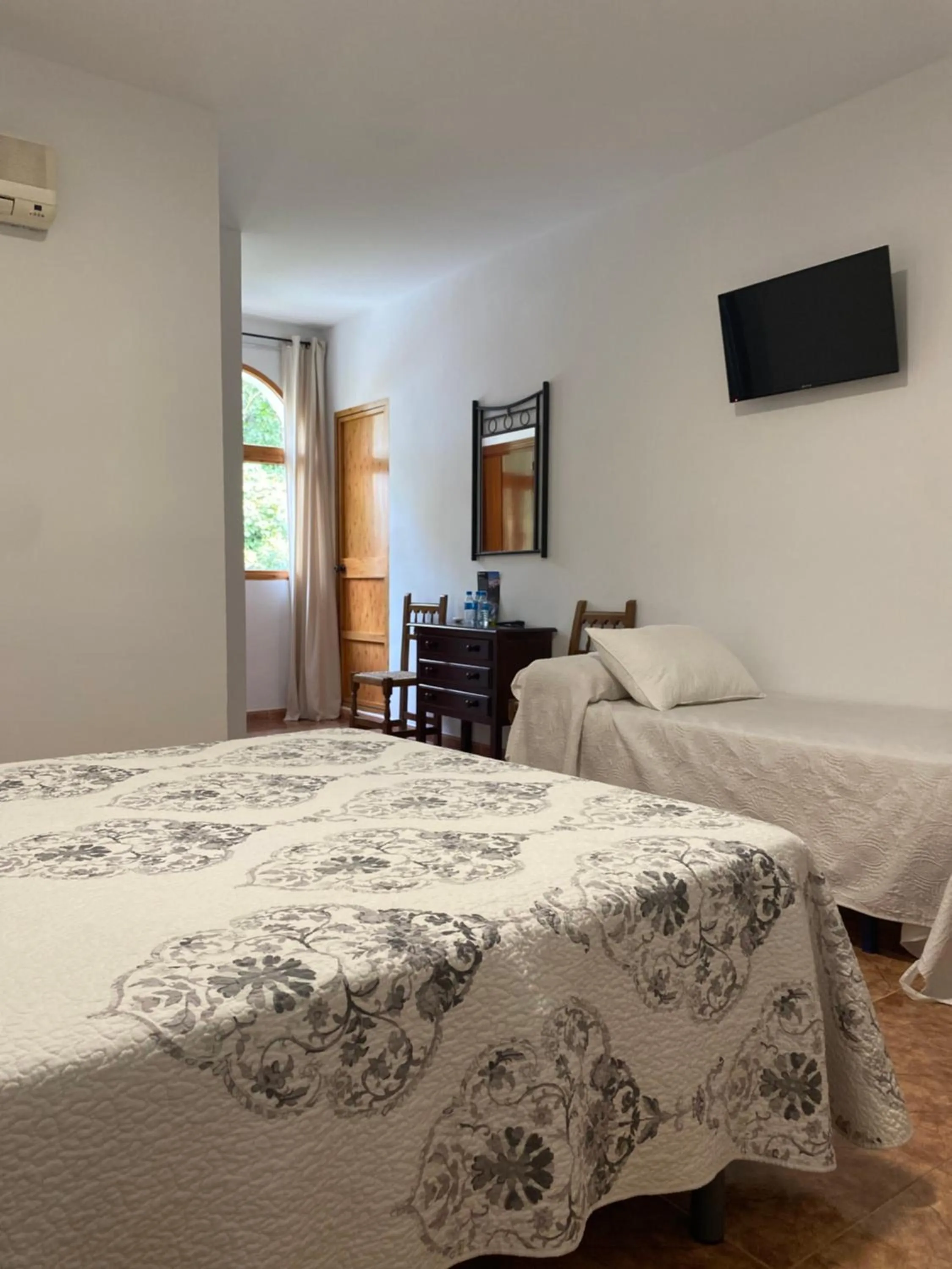 Bed in Hotel Meson Fuente del Pino