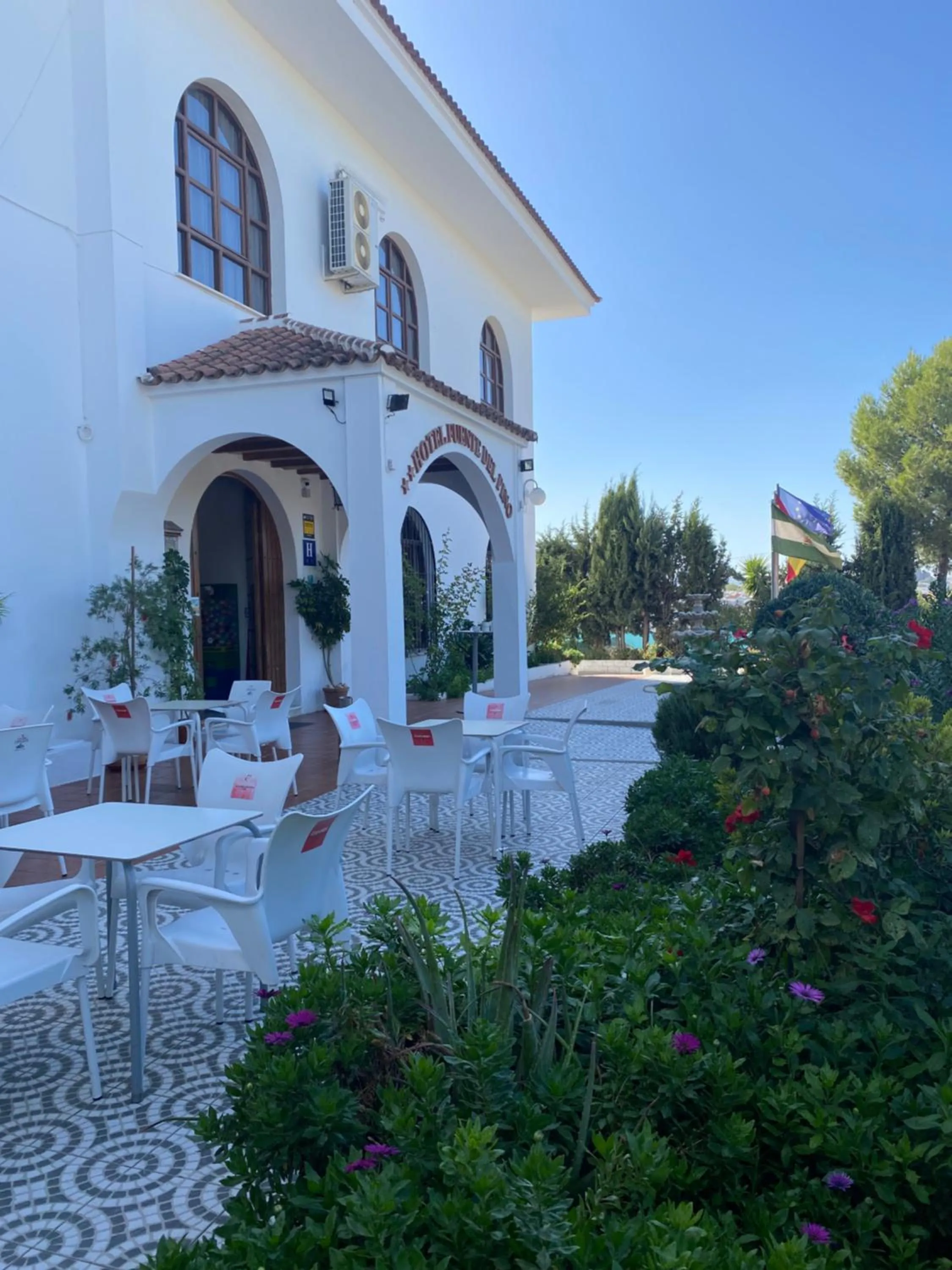 Swimming Pool in Hotel Meson Fuente del Pino
