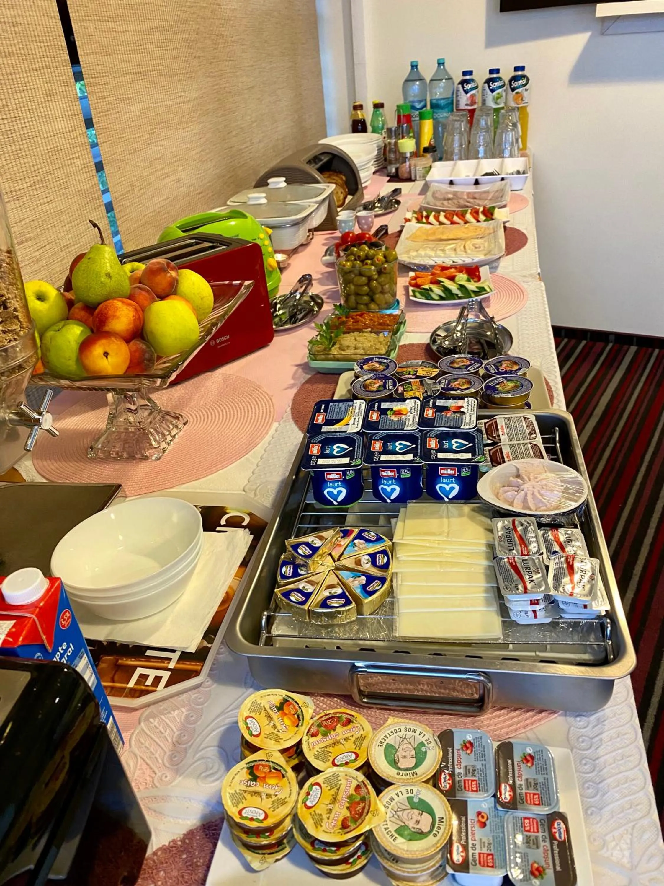 Buffet breakfast in Pensiunea Rix Rooms