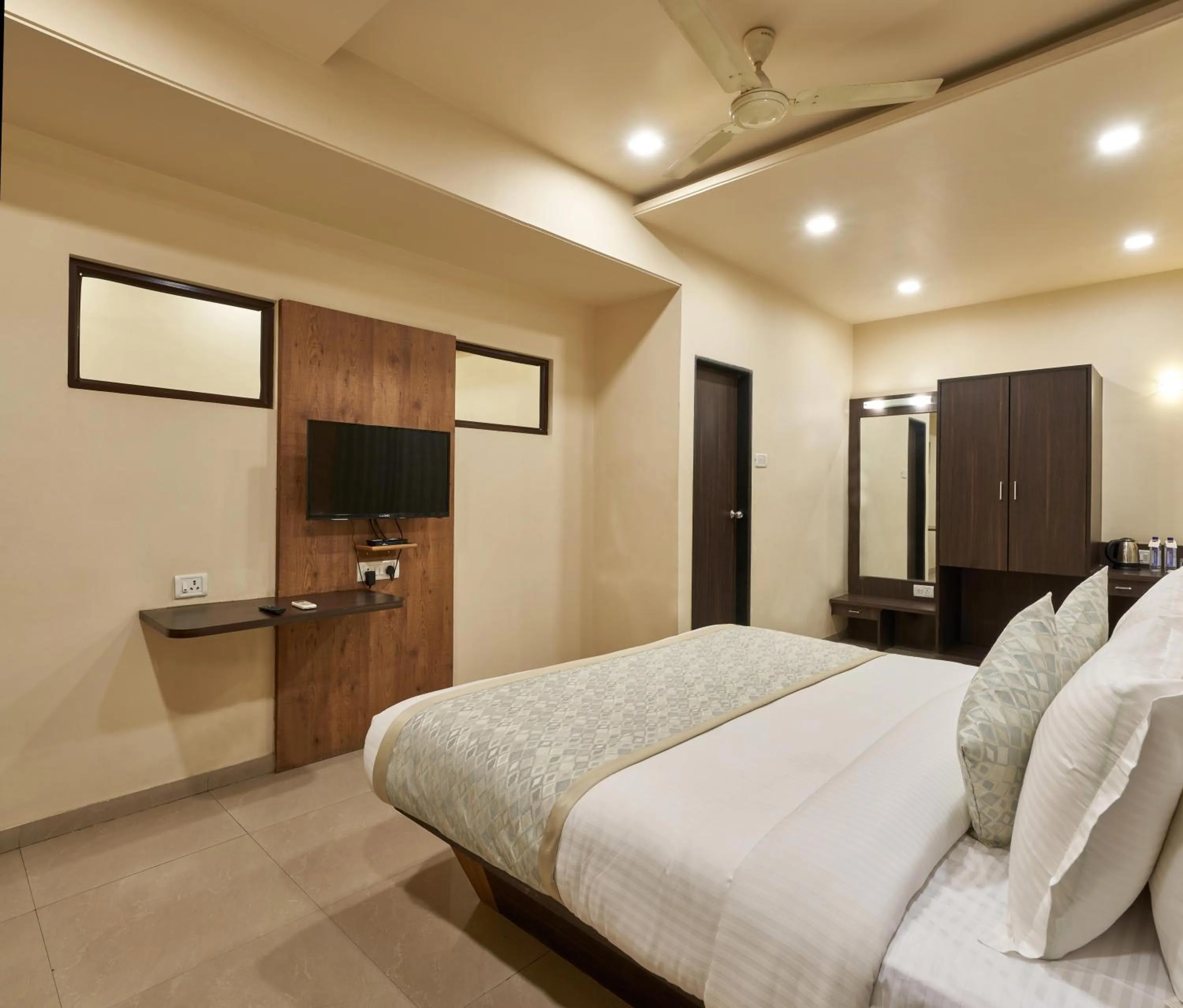 TV and multimedia, Bed in Hotel Atria, Kolhapur
