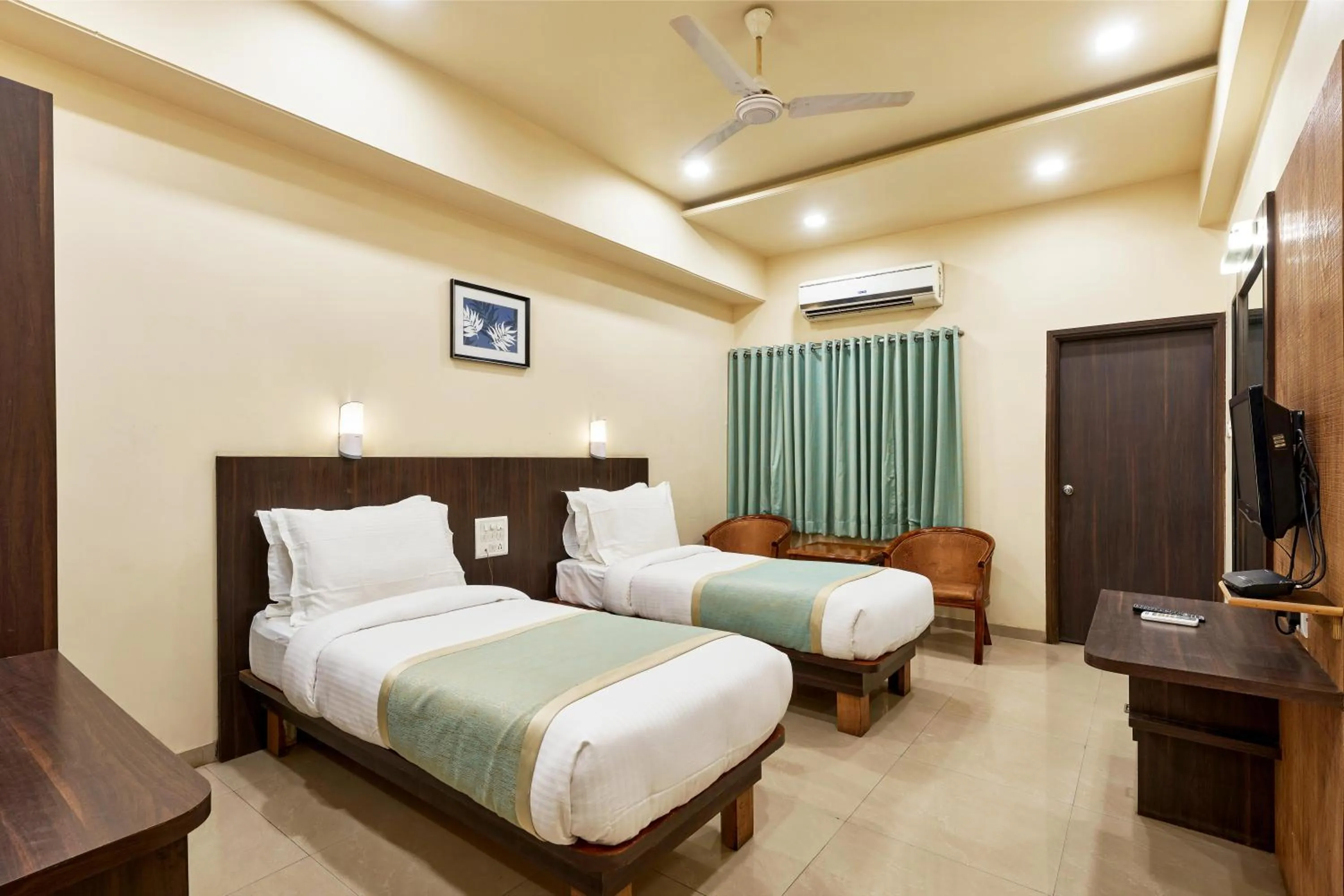 TV and multimedia, Bed in Hotel Atria, Kolhapur