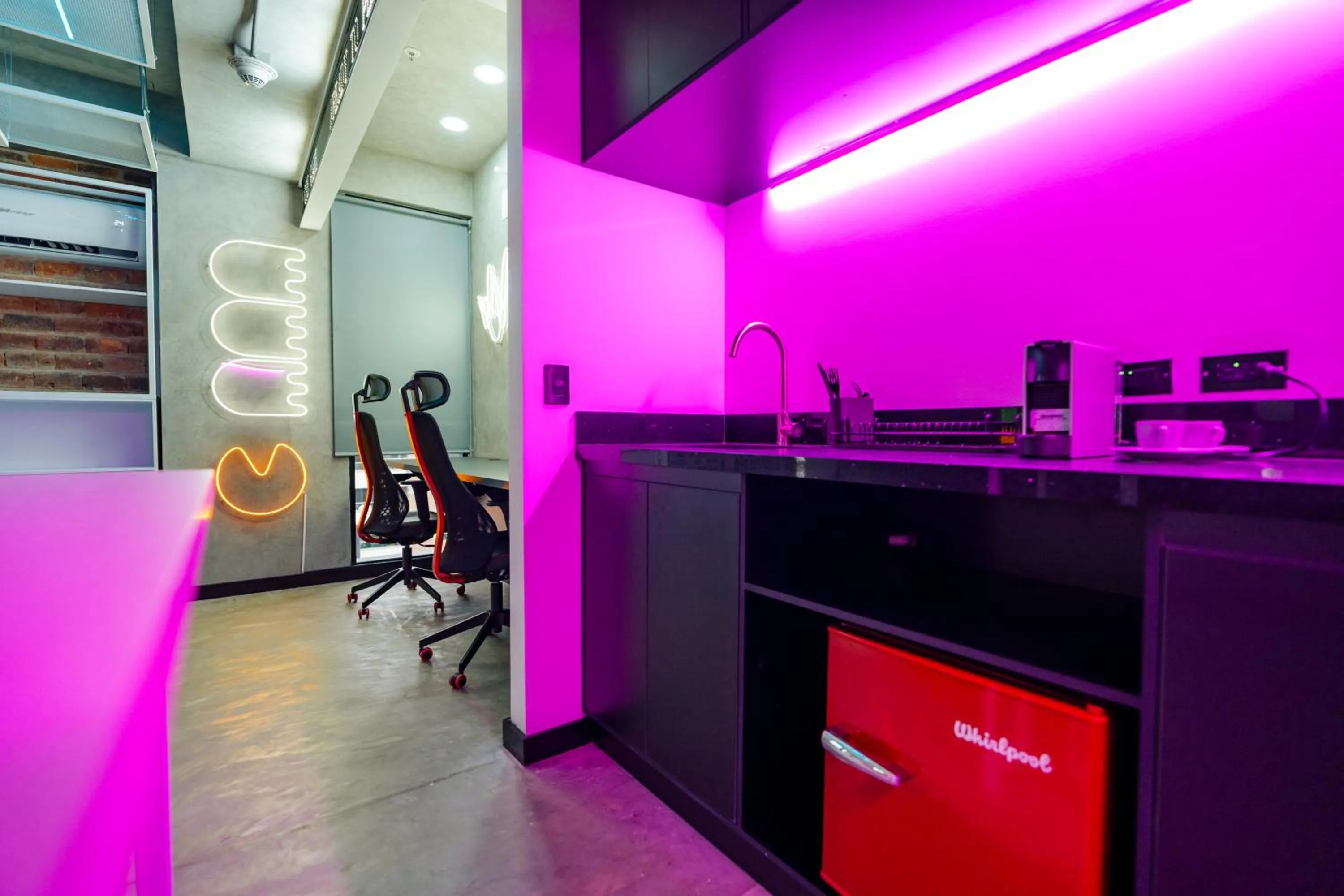 Kitchen or kitchenette in Indie Universe Creative Hotel