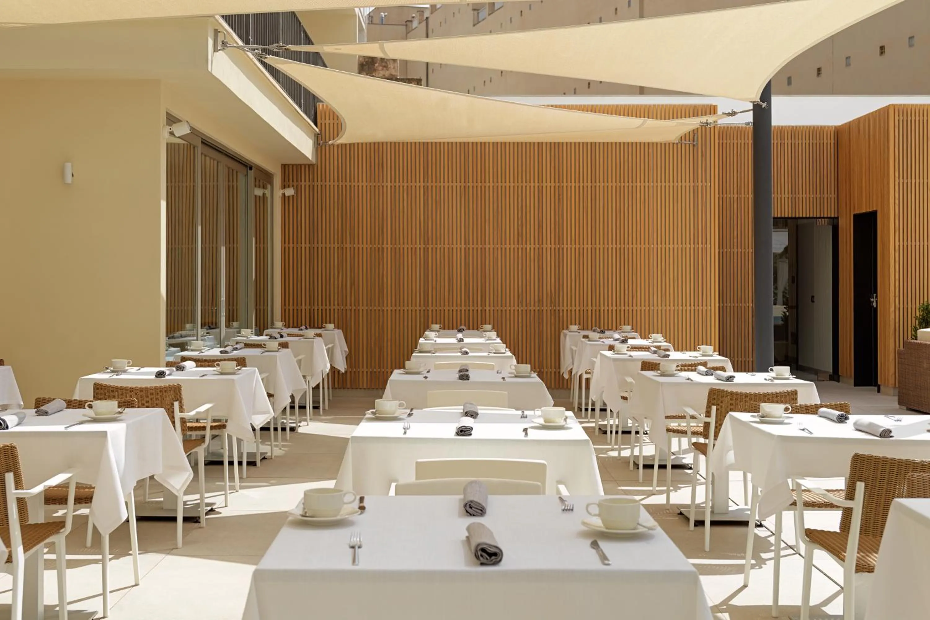 Restaurant/places to eat in Hotel Saratoga