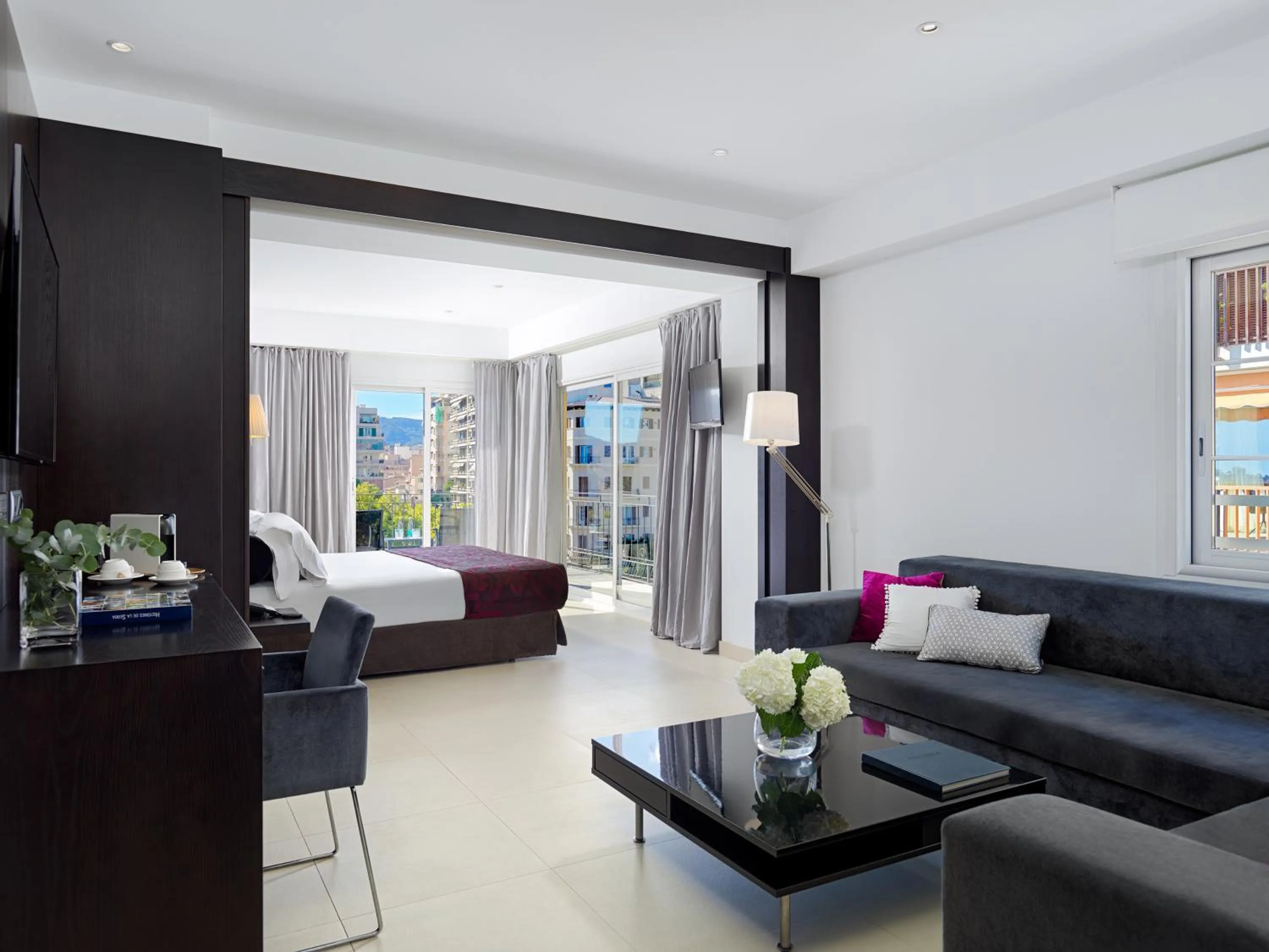 View (from property/room), Bed in Hotel Saratoga