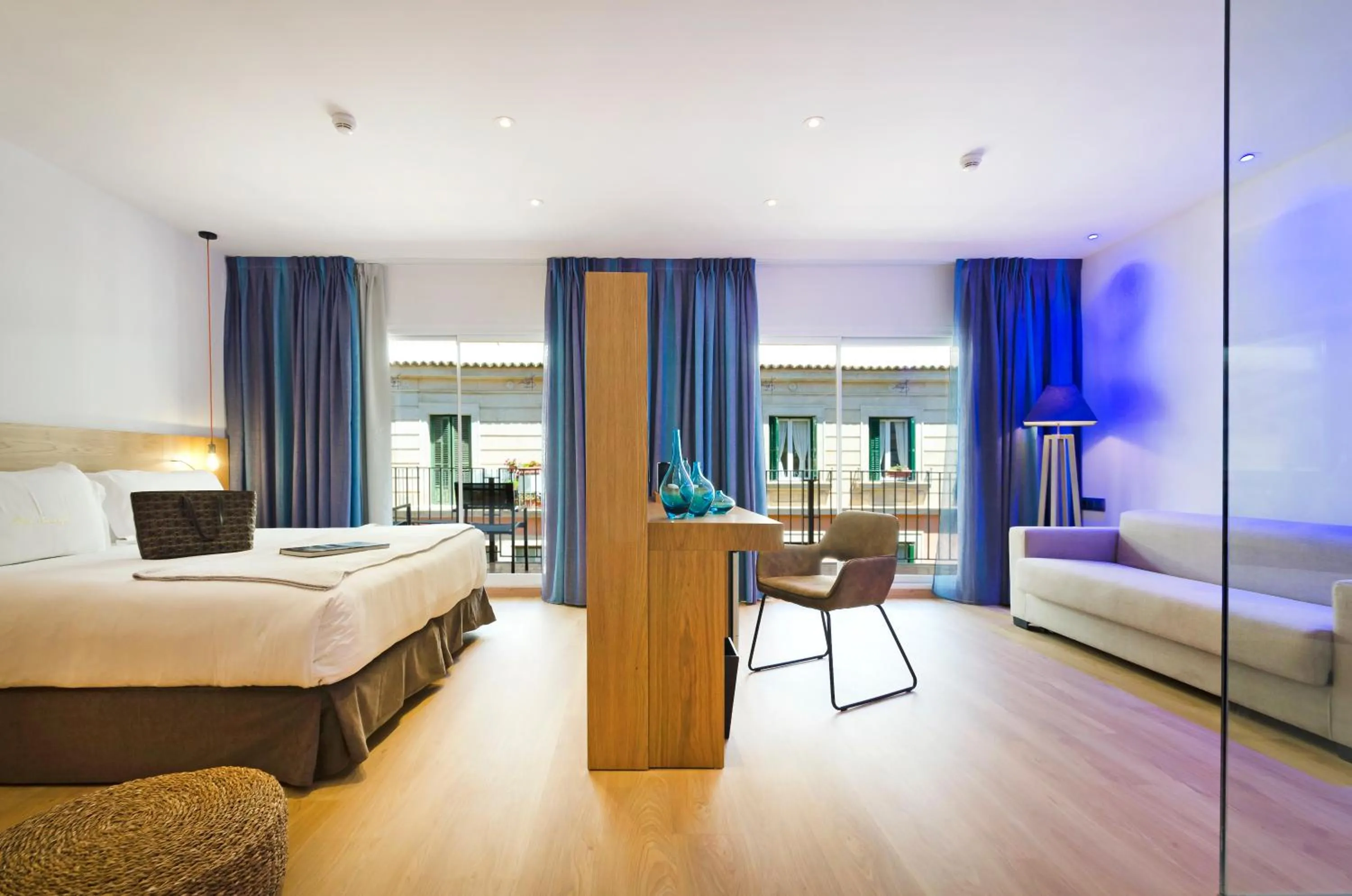 View (from property/room), Bed in Hotel Saratoga