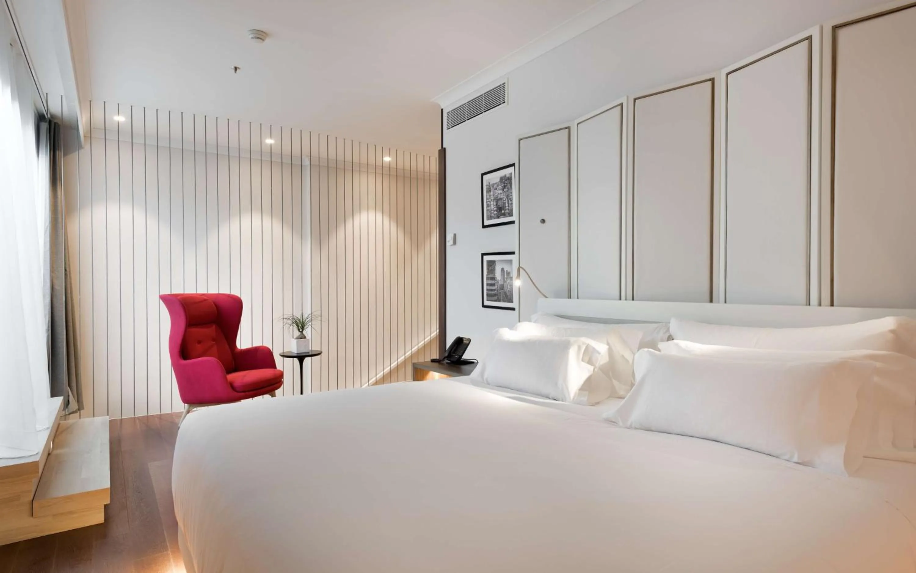 Photo of the whole room, Bed in NH Collection Madrid Eurobuilding