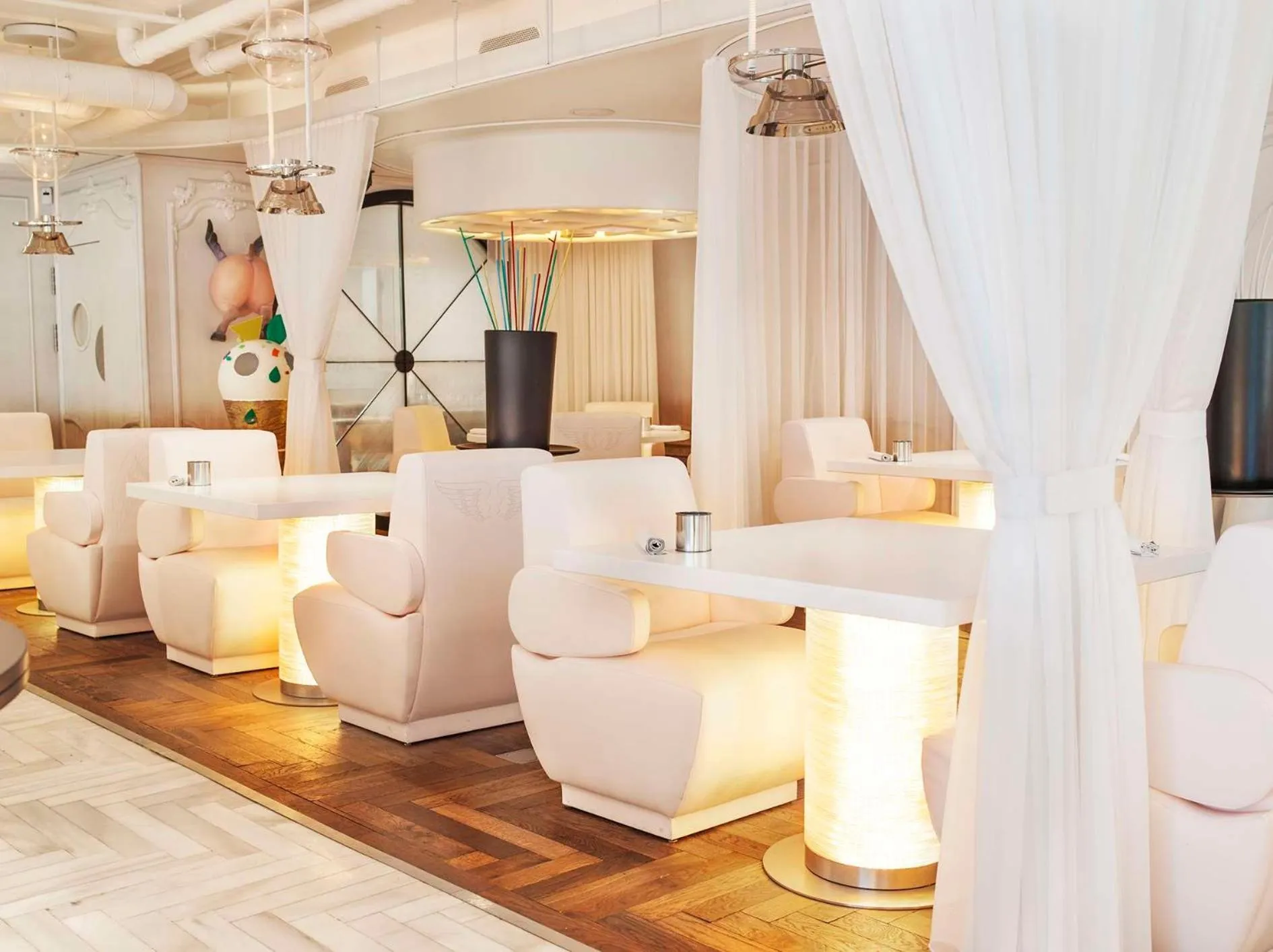 Restaurant/places to eat in NH Collection Madrid Eurobuilding