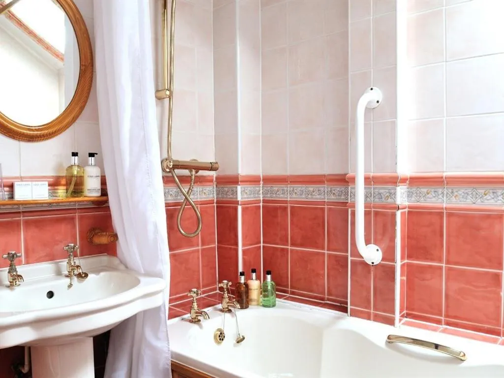 Bathroom in The Castle Arms Inn