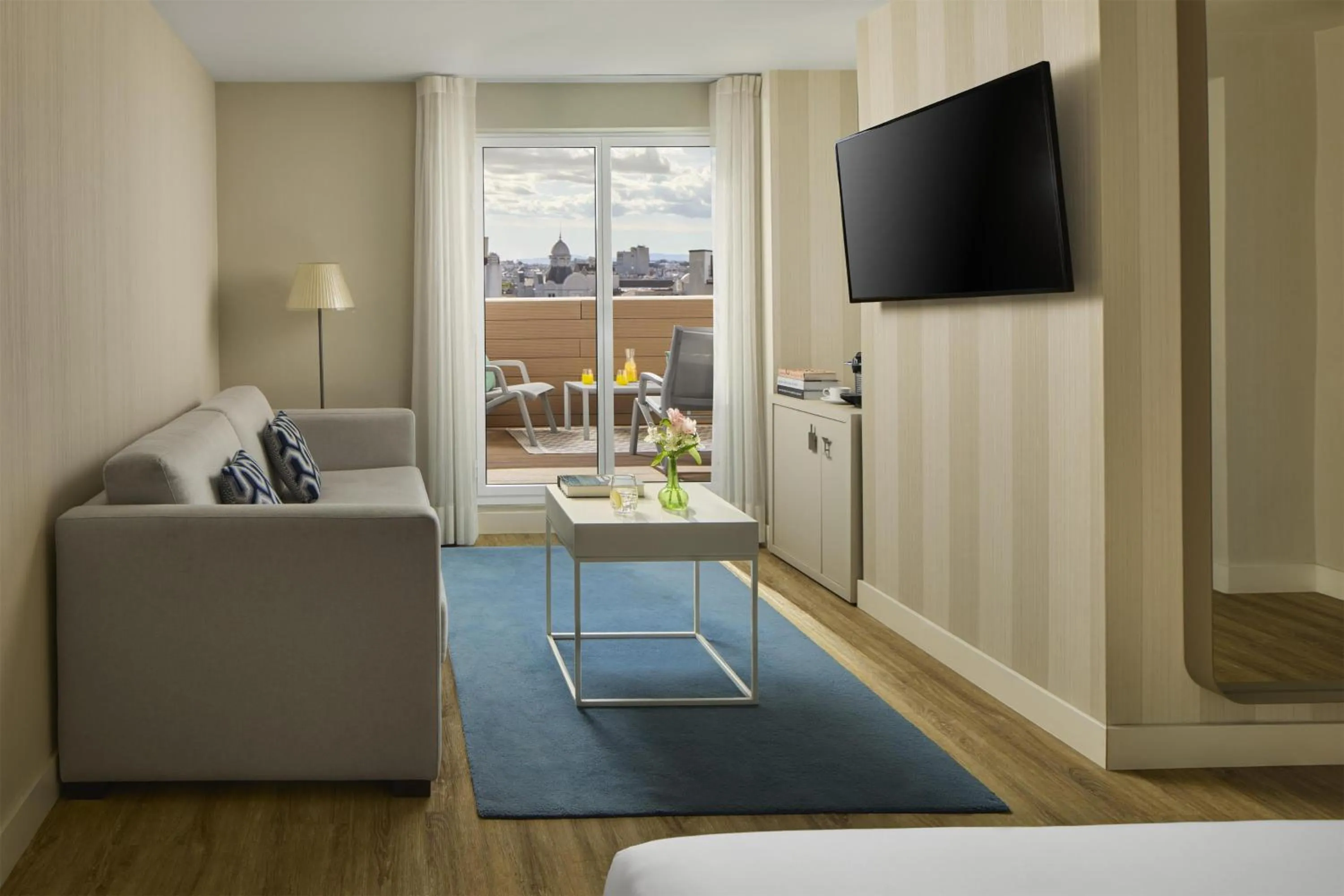 Photo of the whole room in NH Madrid Balboa