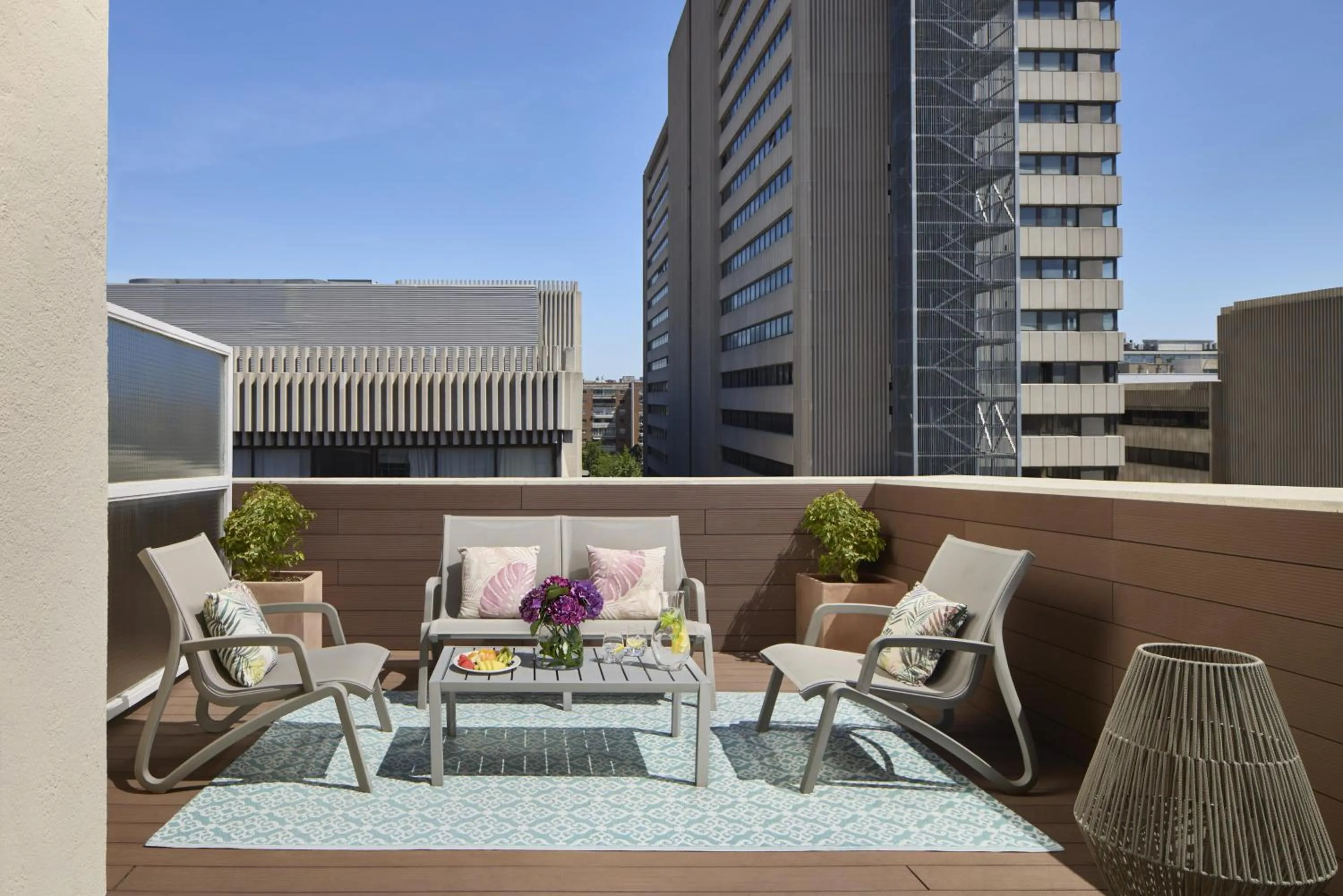 Photo of the whole room in NH Madrid Balboa