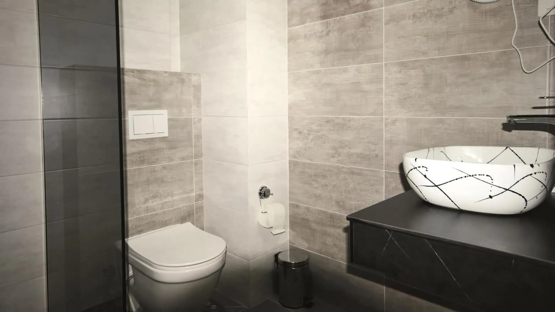 Shower in Hotel Callisto