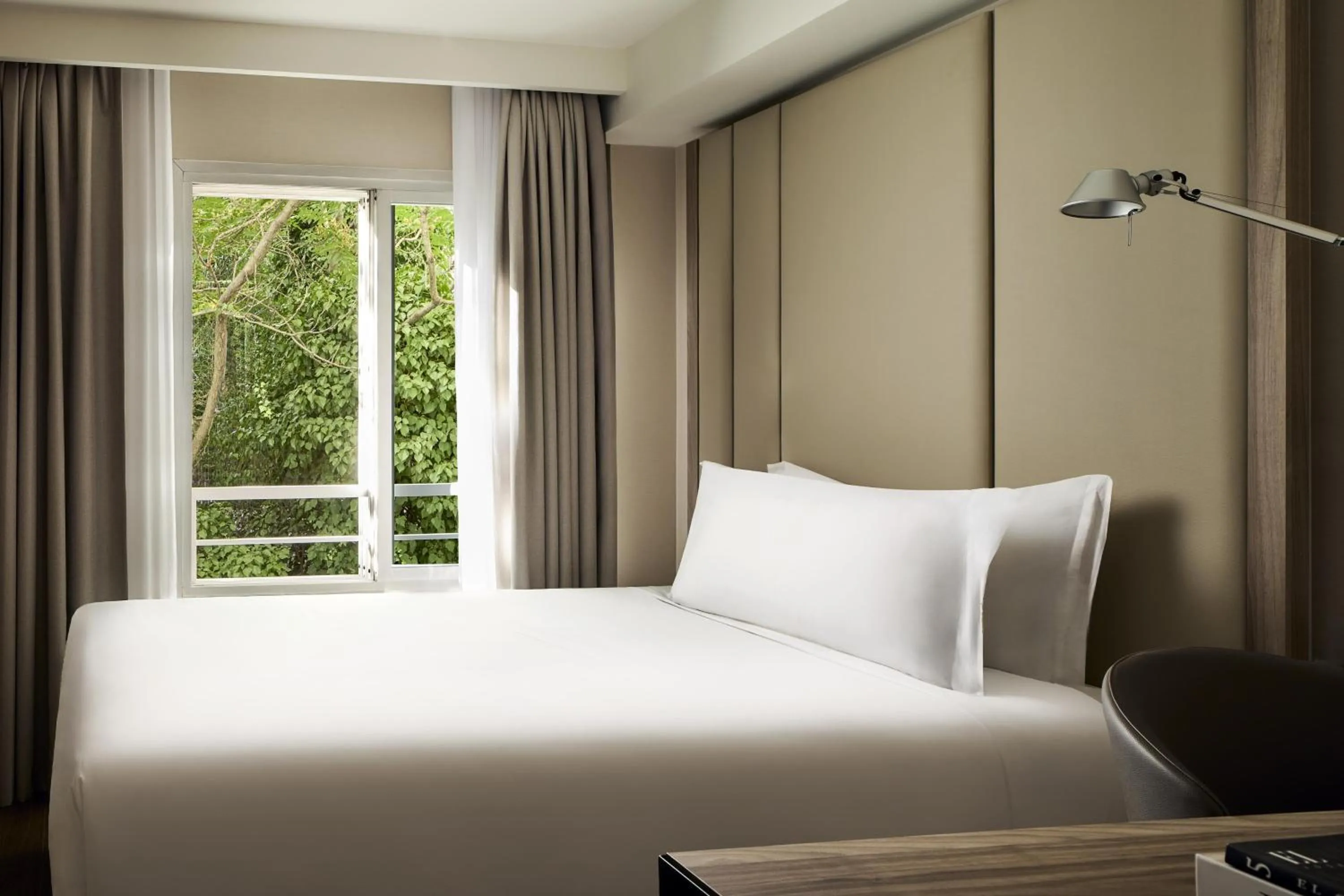 Bedroom, Bed in NH Paseo de la Habana