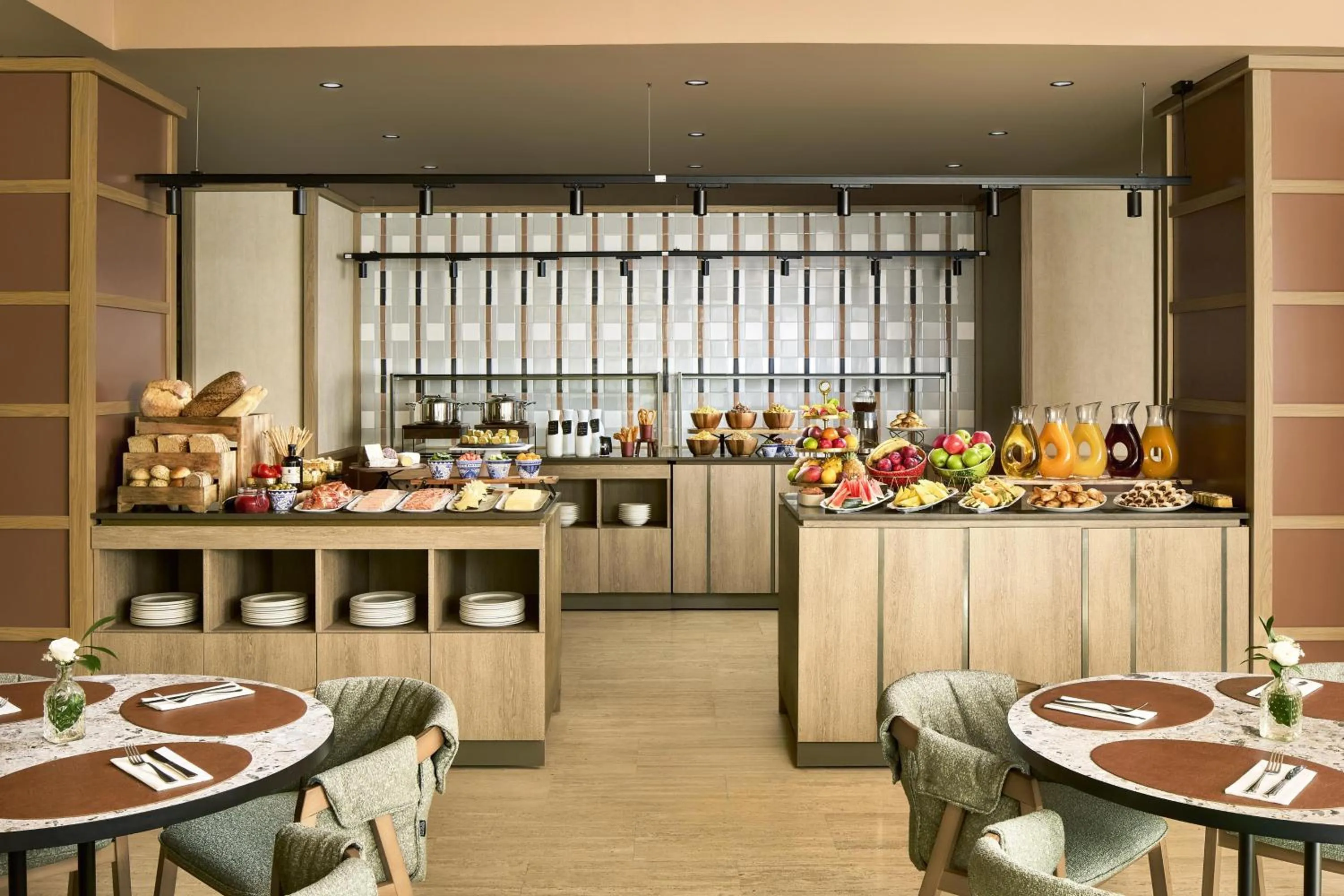 Restaurant/places to eat in NH Paseo de la Habana