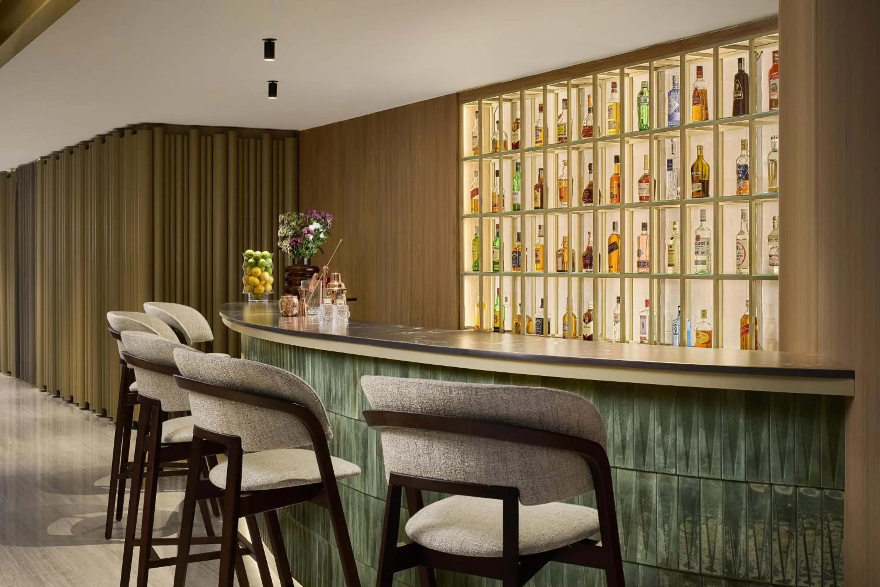 Lounge or bar in NH Paseo de la Habana