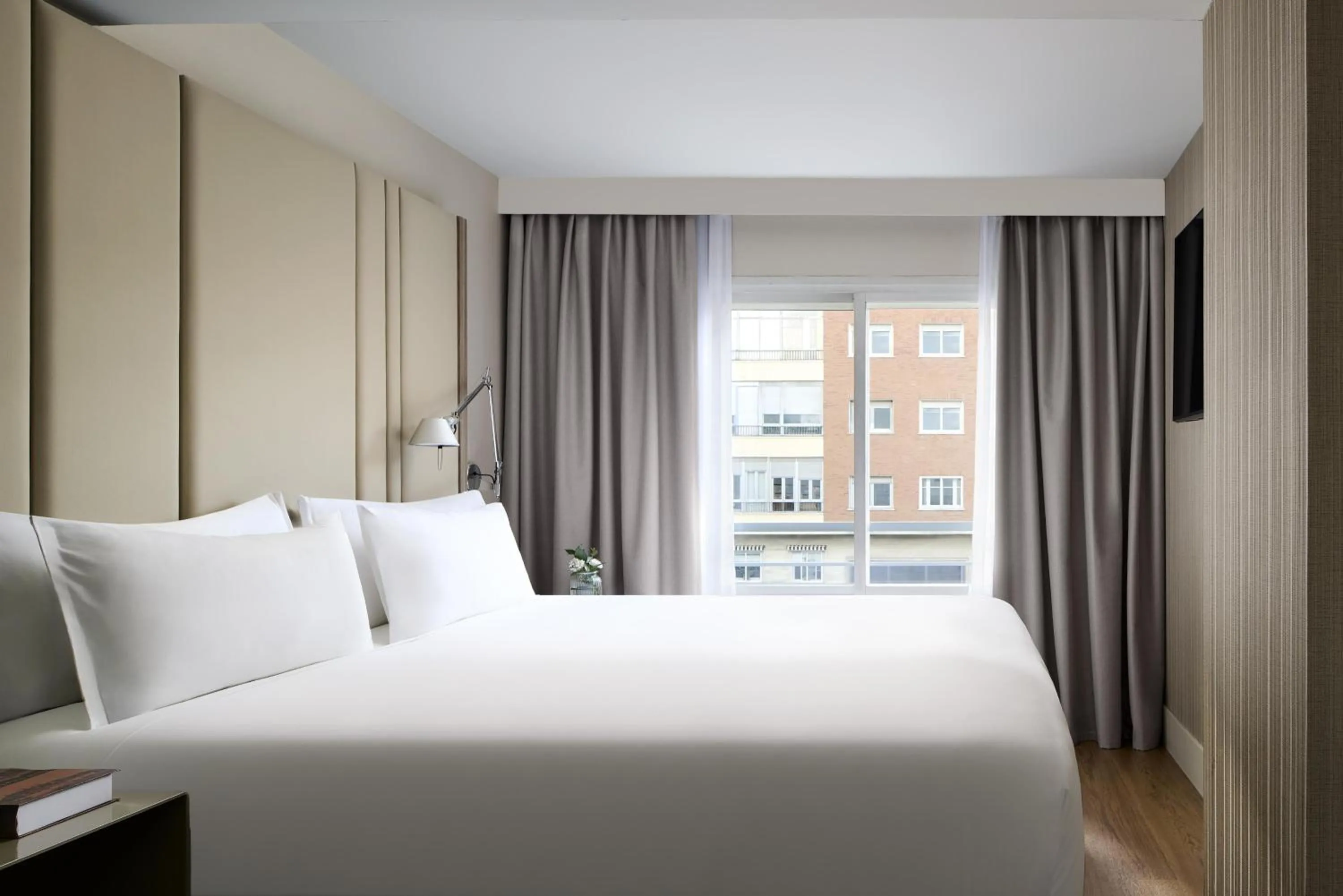 Photo of the whole room, Bed in NH Paseo de la Habana