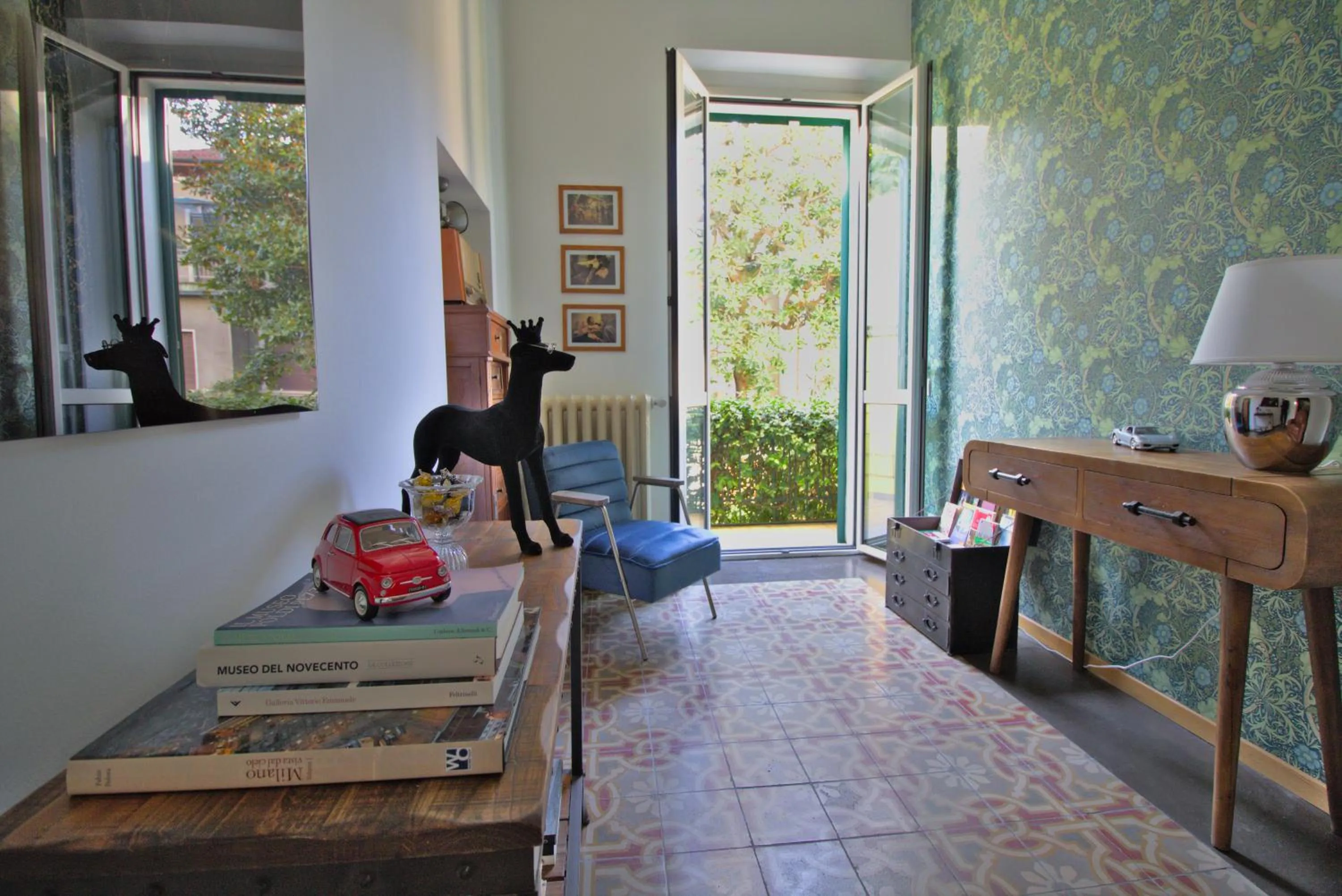 Communal lounge/ TV room in Porta Tosa Boutique