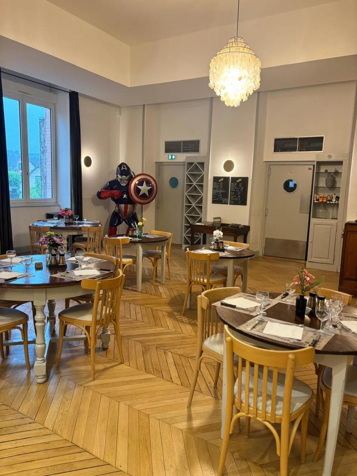 Restaurant/places to eat in Hôtel d'Angleterre