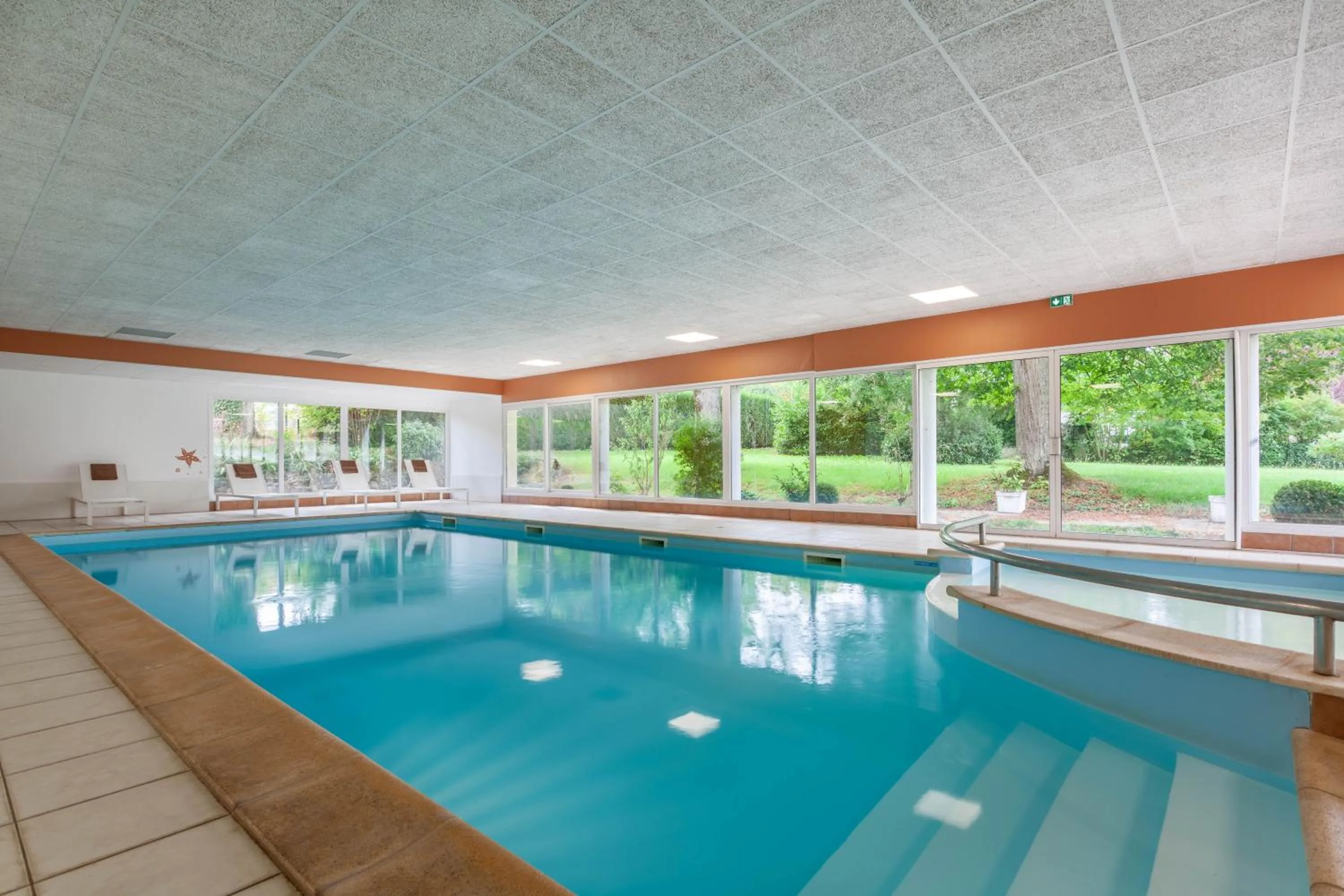 Swimming pool in Hôtel d'Angleterre