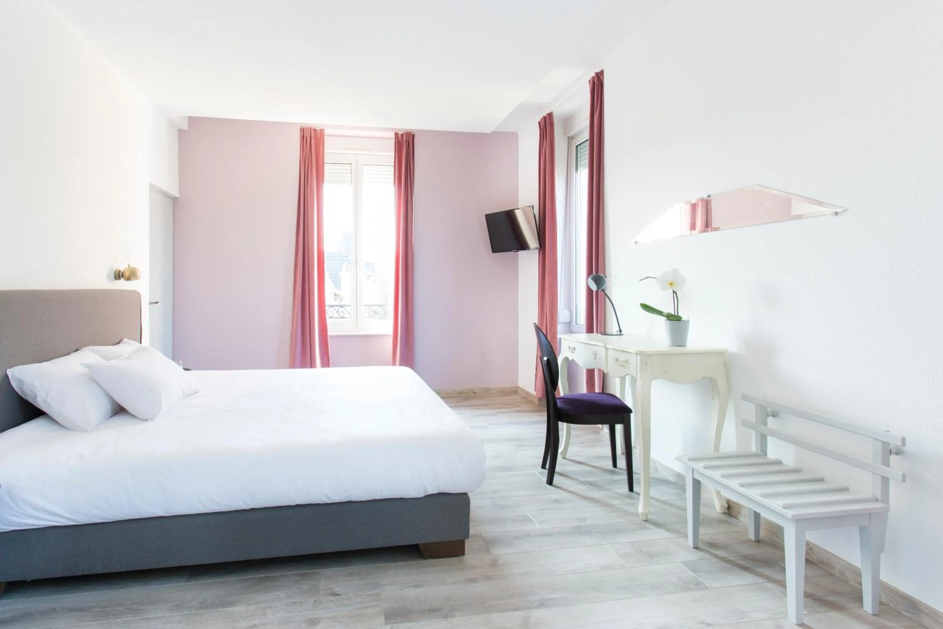 Photo of the whole room, Bed in Hôtel d'Angleterre