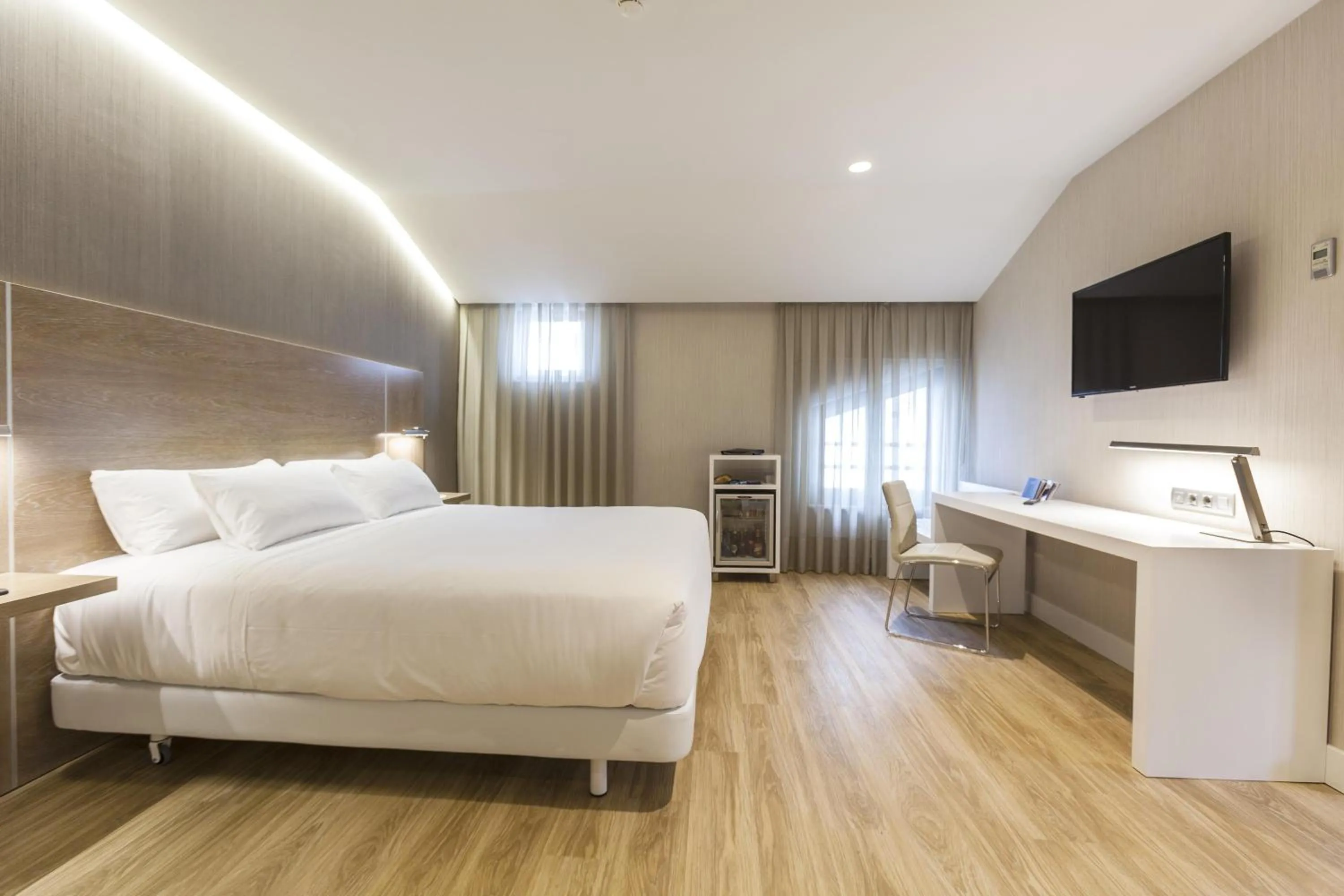 Bedroom, Bed in NH Oviedo Principado