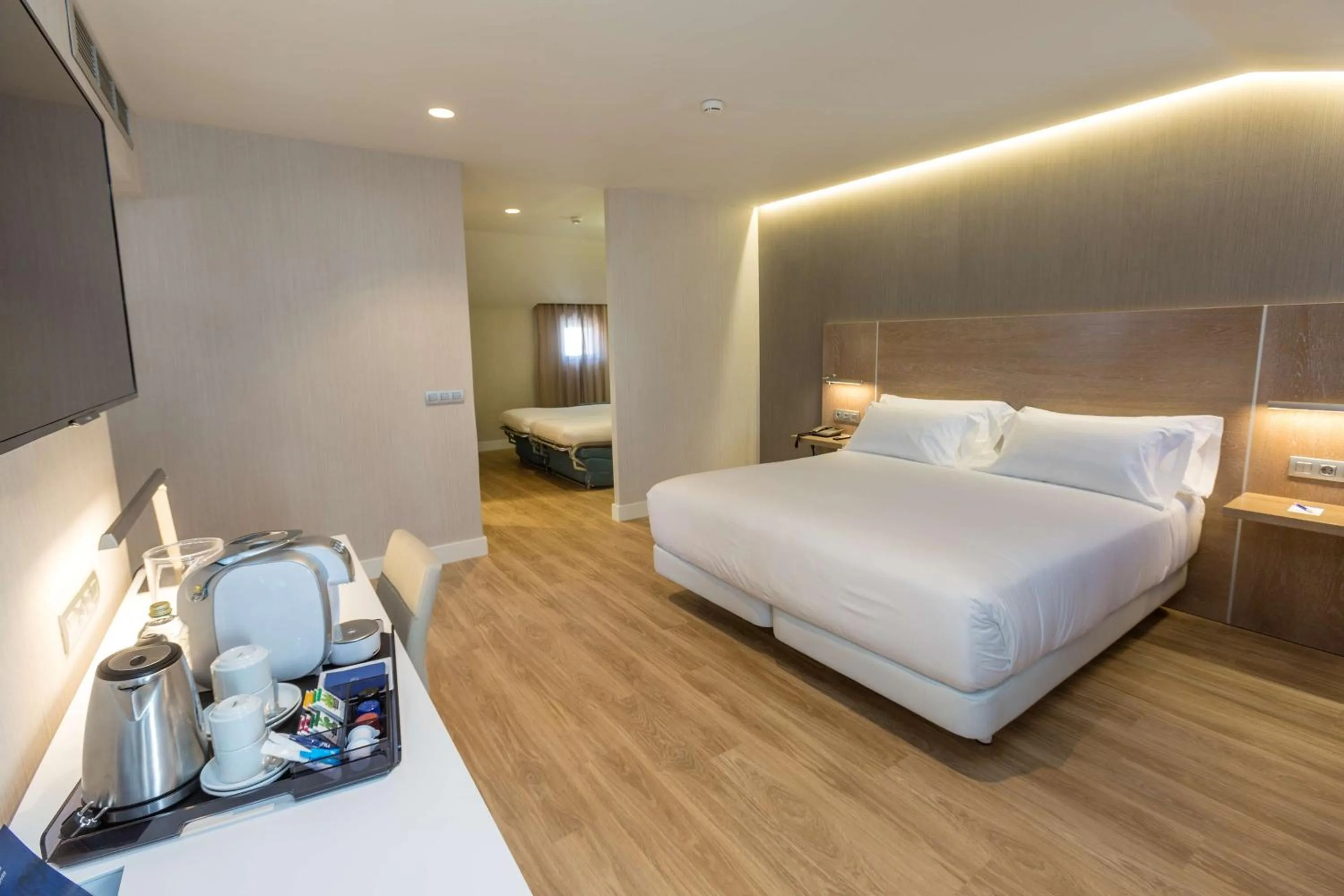 Photo of the whole room, Bed in NH Oviedo Principado