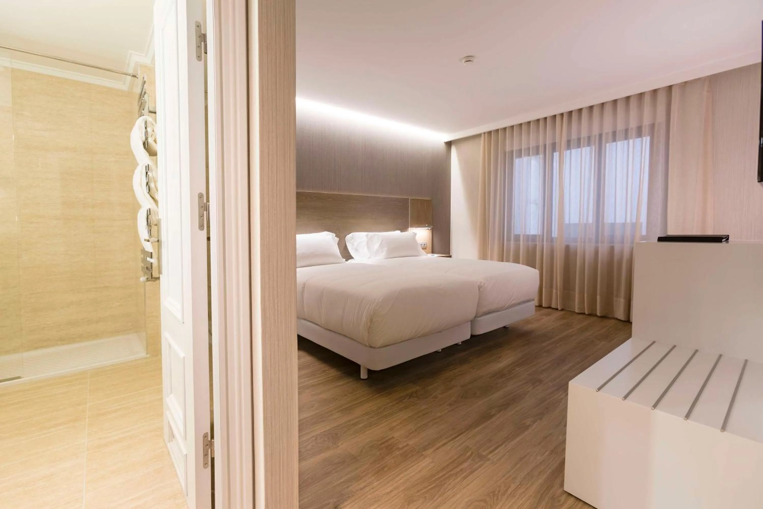 Bedroom, Bed in NH Oviedo Principado