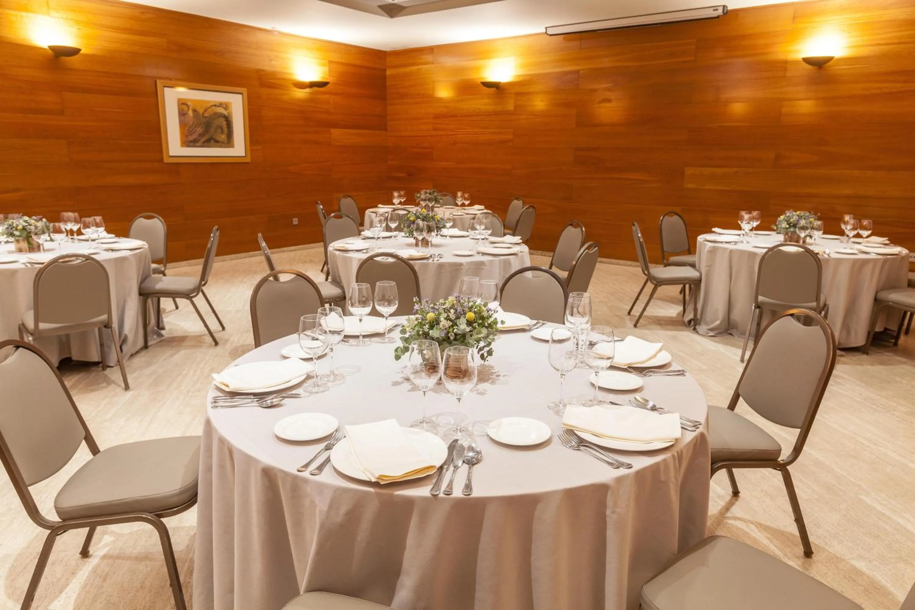 Restaurant/places to eat in NH Oviedo Principado