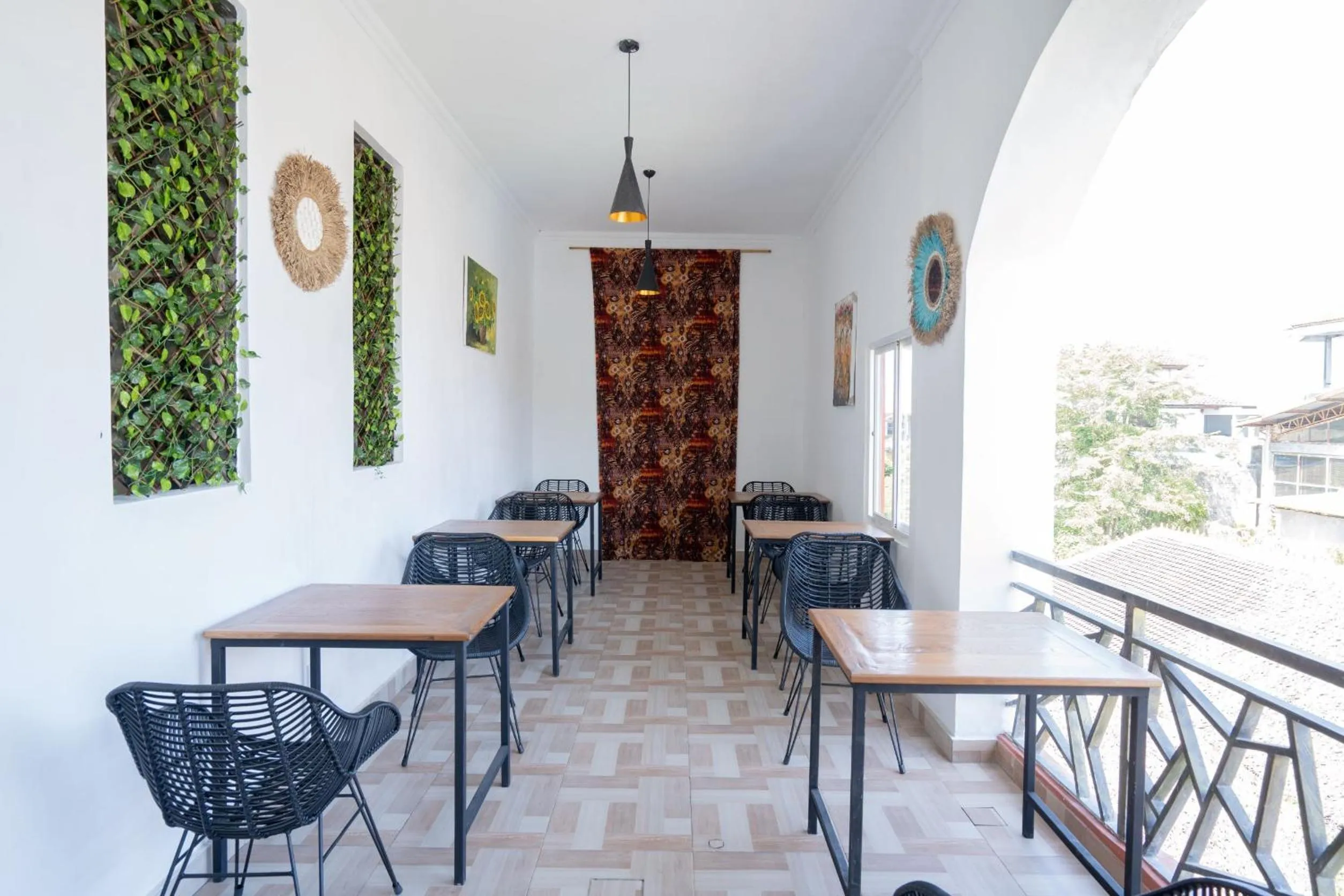 Restaurant/places to eat in Oki Taru Residence