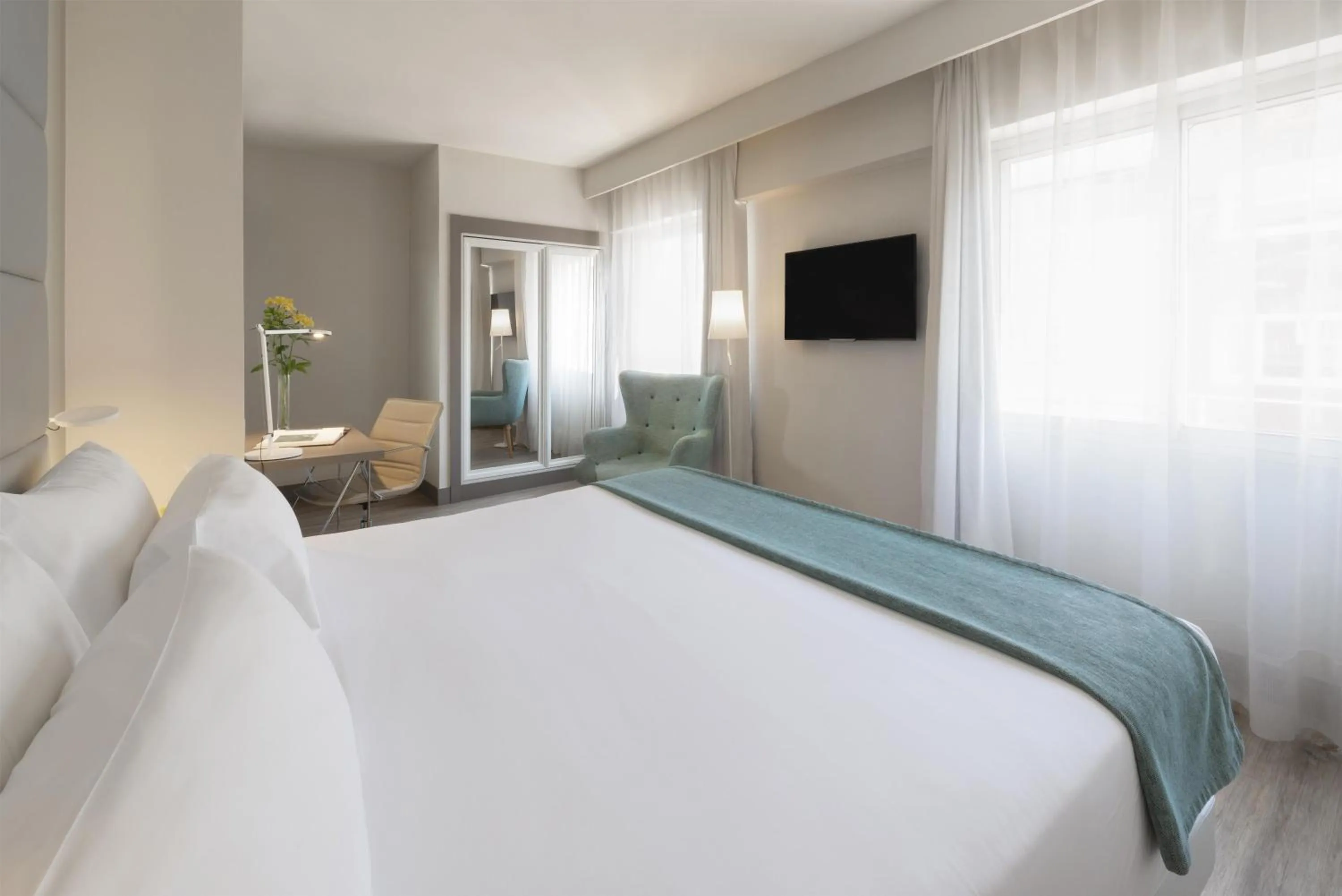 Bedroom, Bed in NH Madrid Zurbano